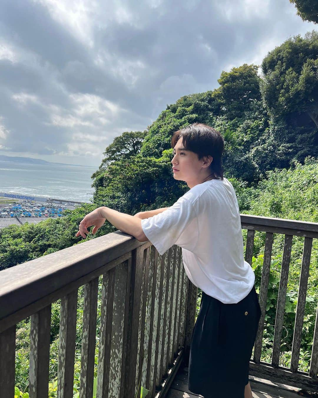 黒田昊夢さんのインスタグラム写真 - (黒田昊夢Instagram)「in 江ノ島 〜！！！  海鮮。自然のマイナスイオン。 最高すぎました！  なかなか履かない短パン黒田でした。」8月15日 19時04分 - hiro_crown.0910