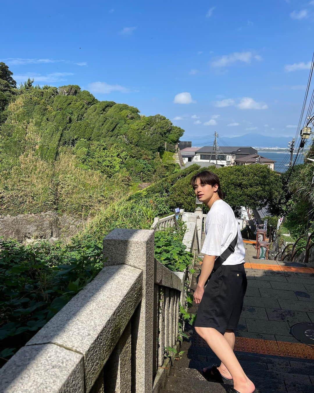 黒田昊夢さんのインスタグラム写真 - (黒田昊夢Instagram)「in 江ノ島 〜！！！  海鮮。自然のマイナスイオン。 最高すぎました！  なかなか履かない短パン黒田でした。」8月15日 19時04分 - hiro_crown.0910