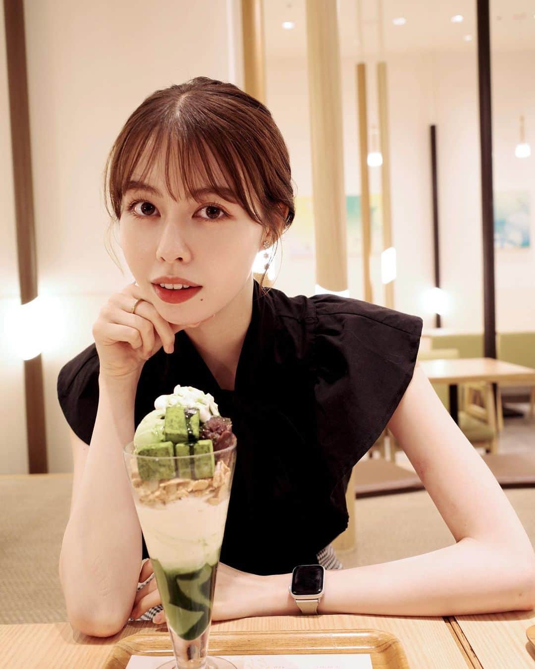 マイヤーズ江玲奈のインスタグラム：「Big love for @nanasgreentea_official 💚🤎  抹茶生チョコパフェがほんとにほんとに美味しすぎて泣きそうだった😭  友達のほうじ茶パフェも美味しかった😭笑  抹茶好きが発覚しちゃったよ、。  #抹茶スイーツ #抹茶 #nanasgreentea #彼女感 #モデル #ハーフモデル #03」
