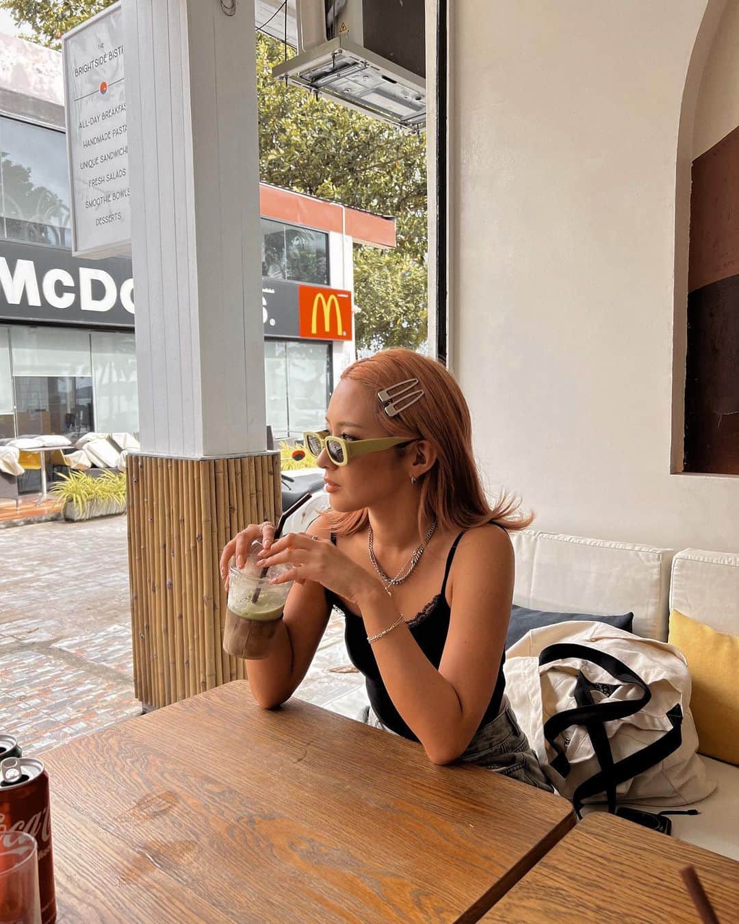 のインスタグラム：「. なんかいいね押したらハート飛んでく 仕様になったね🤣🩷押してみて😚←  #h_thai#h_krabi#thai#thailand#krabi#krabicafe#タイ#タイ旅行#クラビ#海外旅行#海外#海外ファッション#海外コーデ#海外ガール#韓国ファッション#韓国コーデ#ヘアアレンジ#オレンジヘアー#タビジョ#女子旅#お洒落カフェ#おしゃれカフェ  @thebrightsidebistrokrabi」