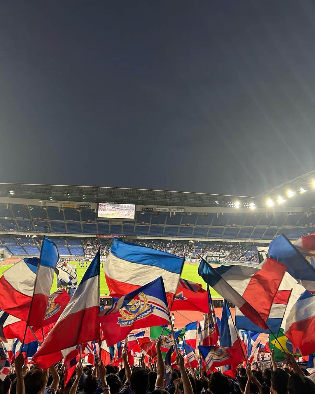 山口みらんのインスタグラム：「❤️💙🤍  ガンバ戦ではついに！！  なんと！！！  初めてのゴール裏1層、バンデーラエリアで観戦しました👏👏🇫🇷 （ゴール裏2階は昔何度か経験有り）  率直に結論から言うと……  ＼＼＼＼🇫🇷最高でした🇫🇷／／／／／  ・試合に”参加”してる気分になる  ・自分の手拍子、声が応援になって選手へ届いてる（？）気持ちになりより応援に熱が入る  ・周りの方々と同じクラブを応援してるという仲間意識を感じられる  ・目の前に見える敵に絶対に負けたくないという気持ちがより、湧き上がる  ・ゴール裏のサポーター1人1人がマリノス愛に溢れる戦士。皆の背中超かっこいい！！  ざっくり言うとこの5つが感じた事でした✨  本当に最高に楽しかった😭！  逆にゴール裏で見ての戸惑いとしては…  縦で見るサッカーに全然慣れてないこと🥲  慣れてる人は逆にわかりやすいのかな！？  前半は遠くて見えずボールに視点を合わすことが精一杯でした💦  ゴール裏に来て気づいたけど、あれ？！私こんなに目が悪かったけ？と気付かされました💦今度からはコンタクトに度数入れよう！そしたらこれは解決🙆‍♀️  ゴール裏に行く時は士気も目の度数も上げてこうと決意( 👁‿👁 )  普段指定席民の私が何故いきなりゴール裏？！となると思いますが…  今回の経緯としては最近よく一緒に行く大好きなマリノスの友達が元々ご家族でゴール裏の民という事で御家族御一行に私もお邪魔させて頂いた所存です🙇‍♀️  ゴール裏は私自身も1度は行ってみたいと思っていたけど、1人だと気が引けて… でも今年のユニフォームに大きく描かれてるバンデーラを、私も1度は触れて応援を味わってみたいと思ってたので本当に本当に有難いお誘いでした🙏🥲❤️  念願のバンデーラに触れながら応援する事が出来たの本当に嬉しかったし、幸せな気持ちです🥰ほくほく。  この日は備えて、動きやすい服装にした✌️見た目で入るタイプ。  いつものヒールが付いてる靴ではなく楽ちんなエマックスココで参戦🔥 （ずっと立っててもやっぱりめっちゃ楽だった。マリギャにかなりオススメ。）  そして！  いつも綺麗だなと思ってたトリコロールのフラッグも入口でお借りして、掲げることが出来ました🇫🇷  これも参加してる感。 一つ一つのフラッグが集まり大きなトリコロールになってた。  かなり、感動した景色でした。 目に焼き付けた。  選手紹介VTRの喜田選手の行くぞ！おう！に初めて参加出来たし  こんなにボリュームが大きい民衆の歌も初体験だったし  選手入場前で山口の胸の高まりはいつも100倍でした🤯🤍💙❤️笑 （わたしゃトリコロールスプラッシュ所じゃなかったよもちろんそれも綺麗だけど）  試合開始からはいつも”聞いてた”チャントを”歌って” 跳ねて（流石にずっとは跳ねてられなかったけど。屈伸みたいなのを大きくしてたよ）  手を上げて手拍子するのって大切だなと…！ （私はこれを徹底して参加した）  何故かと言うと、目の前に見えるビジターサポーターのゴール裏。 やっぱり皆が手が伸びてる時すごい目立つ。悔しいけどかっこいい。  相手の事良いと思ったならばそれ以上をしたい。少しでも力になりたい。  絶対負けたくないし、手拍子の時は死んでも手は上げ続けようと思ったね。（メラメラモード山口でした）  曲は分かってたものの曖昧だった歌詞も理解できたし、  ゴールの瞬間は皆で大きな喜びを分かち合い  失点の時は直ぐ前を向き鼓舞する  もちろん、個人の見解の大きな声もあったけどネガティブな事は少なかった気がする！あくまでも私が居た周辺は。  屋根がギリギリあるエリアだったので少し熱気が篭ってかなり蒸し暑かったけれど… 体力的に心配してた事も大丈夫でした！  生もしっかり4杯飲めた🍻 緊張感からかいつもと比べて全く酔わなかった🫠 （水分補給もしっかりしたよ※して下さい）  そして…試合結果は勝利⛱  近くでコーヒールンバのイントロのトランペット（？）を聞くことが出来て鳥肌🥲🩷  やっと！ トリパラの海の中に入れた⛱❤️💙🤍  トリパラ海水浴⛱❤️🤍💙  私はミニトリパラですが、メインと比べてやはり大きなサイズの人が多くて欲しくなった⛱  選手が回ってきてくれるのも、初めてこんなに近くで見る事が出来て感激です😭👏✨  やはり、コメントを真正面で聞くとこちらに言ってくれてる感があって更に伝わり嬉しい気持ちが込み上がるね‪🙈  周りの方々がゲーフラ掲げてて一つ一つデザイン凝ってて、各選手へ、そしてマリノスへの愛が溢れてるんだなあとしみじみ🤦🏻‍♀️💞ファンの愛。  楽しかった！本当に！  デスクワークのOLでここ最近で1番運動（？）したはずだけど  全然疲れとか無い！むしろ達成感👍  今回は勝利だったから、また敗戦時とは雰囲気変わると思うけどそれも経験してみたいなと。 （いや、普通に負けたくないし一生味わなくて済むならいらないです）  マリノスへの愛が溢れ、それを皆で表現し、体感する事できる最高なゴール裏でした💙❤️🤍」
