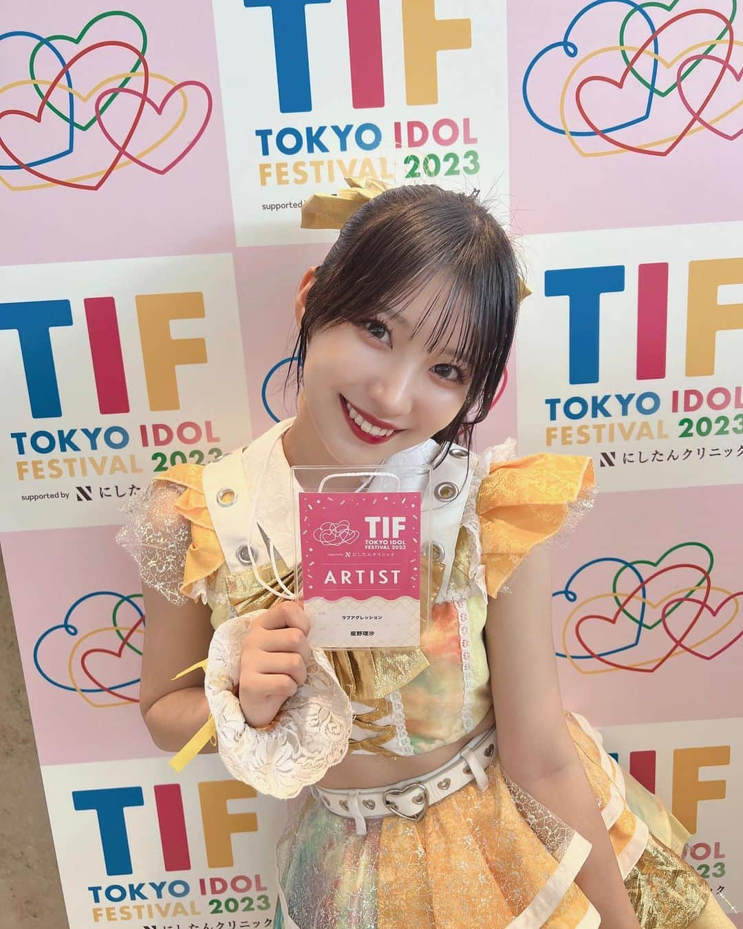 星野理沙のインスタグラム：「時系列おかしくなっちゃってるけど…  この夏！ついに #TIF2023 に出演することができました😭😭  やっぱりアイドルやってたら誰しもが1度は憧れるであろうTIFのステージに立てたこと、一生忘れられない思い出になったなと思う…！ 周りの人がラブアグのためにたくさん動いてくれたから出演できたこと、何よりも日々応援してくれるみんながいるから立てたステージ本当に楽しかった！あの時はあれ以上のライブできなかったと思う！！  暑い夏の思い出できたね☺︎  このパス、持ち帰ってもいいですよ〜！って言われてお家に飾ってる！これから先何枚かゲットできたら…嬉しいよね😏笑  #TIF2023 #tokyoidolfestival #ポニーテール #アイドル衣装 #ボブ #ミディアムヘア #アイドル #暗髪 #自撮り #idol #japaneseidol #instalike #instagood」