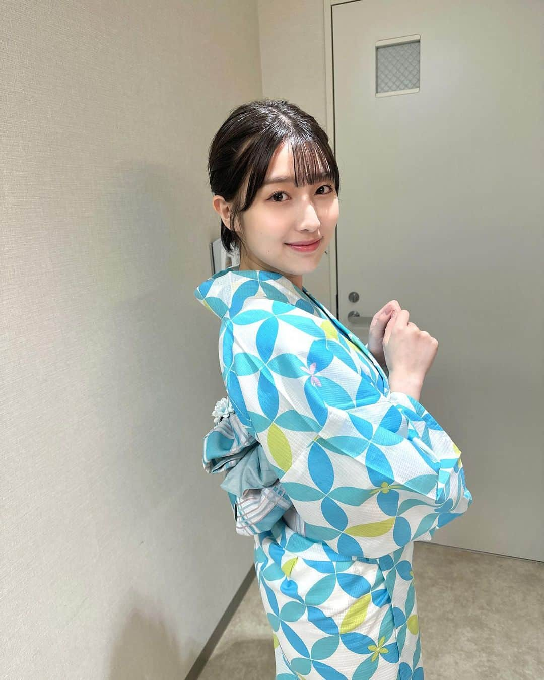 安部若菜のインスタグラム：「浴衣はいつでもテンション上がりますね👘  皆さんはお祭り、もう行きました？ よかったらチョコバナナおごってください☺️🍫  #浴衣#浴衣ヘア#ショート#ショートヘア」