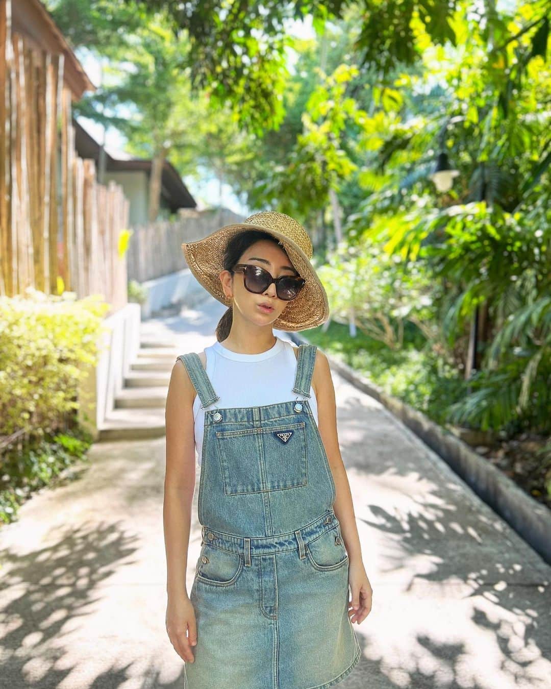木嶋真優のインスタグラム：「キシマの夏休み2023 in 🇹🇭 急遽行くことにした旅🧳 なんと空港で諸事情で飛び立てず 次の日のチケットを全部0から買い直して始まり✈️  人混みが苦手なのでひたすら離島、 離島の中でもホテルではなく 離島からまた船で行かないと辿り着かないプライベート感があるコテージにして そのほかは現地民と絡みまくり 500回はこっぷんかと言い無事帰国しました。 いくつかの島をアイランドホッピングして綺麗な海と部屋のプールで水と戯れどれだけ船やクルーザーを乗り継いだか わからないほど揺られまくり、 ど暑い🇹🇭をひたすらこっぷんかで乗り切った!楽しかった☺️ その足でお盆なのでお墓参りして築地へ🍣日本食最高。 毎日ガーリックシュリンプだったよ🧄 さて、次9/1-3は毎日東京の浜離宮ホールで 素晴らしいメンバーと室内楽漬けになります🙌 そしてMo.小林研一郎➕日本フィルハーモニー交響楽団 9/16 (土)府中の森芸術劇場　 9/17(日) 相模女子大学グリーンホール に行きます💨楽しみ。 今週からリハ開始🎻 ということで ただいま日本🇯🇵  #travel #vacation #thai #thailand #summervacation #夏休み　#旅行　#タイ」