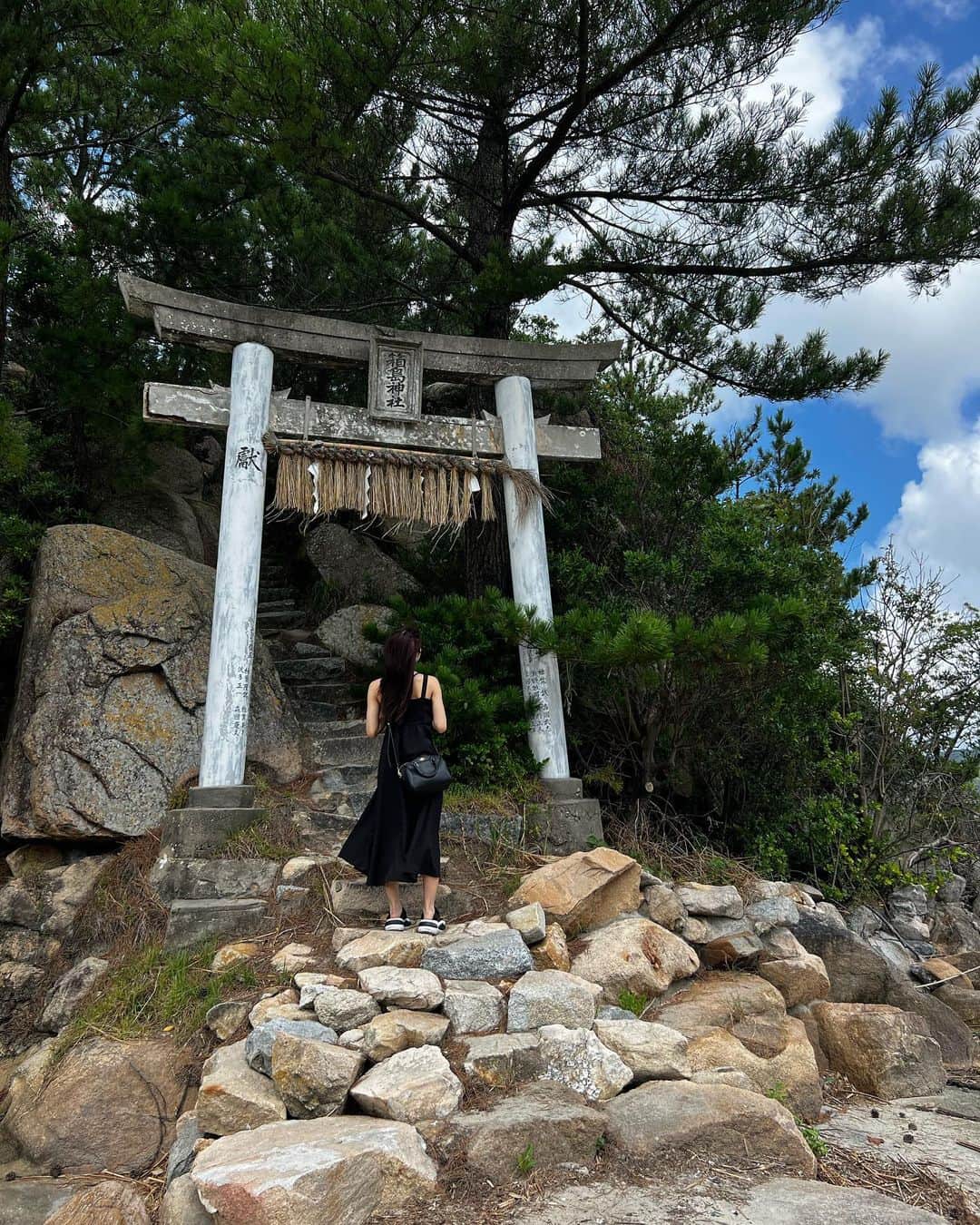 沖楓花のインスタグラム：「福岡の糸島にある 海の上に浮かぶ箱島神社⛩️ 愛の神様と耳の神様として信仰されている神社らしく、道をぬけて神社を見た時に景色がとっても綺麗で感動しました✨🏜  #箱島神社 #糸島 #神社 #福岡 #itoshima #fukuoka」