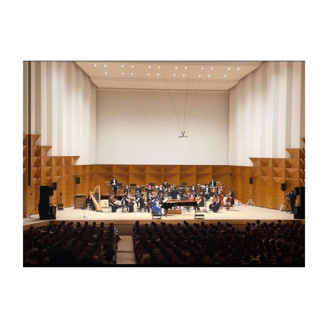 牧野由依さんのインスタグラム写真 - (牧野由依Instagram)「「ARIA The SINFONIA」 お写真載せさせて頂けることになったので載せます😊  「ウンディーネ〜2021 edizione〜」は、 オーケストラと作曲者である窪田ミナさん、 そしてChoro Clubの皆さま、 パーカッションの大石真理恵さんの演奏で歌わせて頂きました。 失神してしまうほど豪華な環境！！ ミナさんのピアノと一緒に歌わせて頂くのはピアノと歌のみの「ユーフォリア」のレコーディングの時以来…？（だったかと思います🥹） めっちゃくちゃ嬉しくて心地よくて素敵な音に包んで頂き 本当に幸せでした✨  そして「横顔」。 デビュー当時から思い描いていた "ピアノ弾き語りでオーケストラと共演"という夢が叶いました。  演奏させて頂けるという事が決まった時 本当に嬉しくて嬉しくて… 今回のコンサート用アレンジでの譜面を頂いてからは 毎日曲と改めて向き合う幸せな日々を過ごしました。 できる準備とイメージトレーニングを重ねて 当日を迎えたのですが 想いの強さ、というものもあったのでしょうか。  前日ゲネから今まで感じたことのない…なんというか …そうだな。 波間を歌う事ができないくらいのリズムで高鳴る鼓動（笑）  「シンフォニー」もそうだったのですが、 前日ゲネでオケと初合わせした時に初めて気づいた 楽器の特性による音の速度の違い。 学生時代に弦楽器や管楽器の伴奏だったり 合唱の伴奏などの経験はあったので、 感覚的には参考にできると思っていたのですが、 幾重にも旋律が重なるとなるとまた違ってくる。  もどかしさと、探究心と、混乱が入り混じった感情のまま 一度家に持ち帰り、リハ映像を何度も観て譜面と睨めっこして、それでも解明できなかった部分は学生時代からの友人にアドバイスをもらい、本番を迎えたのですが 本番直前はこれまた不思議な感覚に。 「緊張」というかマイナスなものではなく、 これまでの人生の中で三本指に入るくらいの「集中」 歌い始めると「集中」と「楽しい」が交差する感じ。  夢の途中で新たな発見もできた愛おしい時間となりました。  後日アーカイブで今回のコンサートを何度も楽しみ、 豪華で素敵なコンサートに大変感動しました。  本番当日は自分の出番があったので涙を堪えた曲も 何も躊躇うことなく激しく号泣（笑）  いつかまたARIAのコンサートでみなさまと 素敵な時をご一緒できますように。 願いの種を蒔きたいと思います🌱」8月15日 19時28分 - yui_makino0119