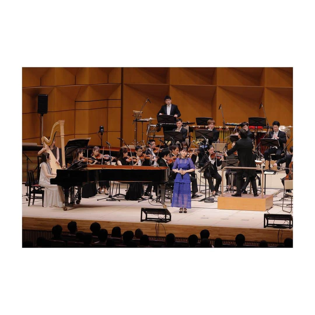 牧野由依さんのインスタグラム写真 - (牧野由依Instagram)「「ARIA The SINFONIA」 お写真載せさせて頂けることになったので載せます😊  「ウンディーネ〜2021 edizione〜」は、 オーケストラと作曲者である窪田ミナさん、 そしてChoro Clubの皆さま、 パーカッションの大石真理恵さんの演奏で歌わせて頂きました。 失神してしまうほど豪華な環境！！ ミナさんのピアノと一緒に歌わせて頂くのはピアノと歌のみの「ユーフォリア」のレコーディングの時以来…？（だったかと思います🥹） めっちゃくちゃ嬉しくて心地よくて素敵な音に包んで頂き 本当に幸せでした✨  そして「横顔」。 デビュー当時から思い描いていた "ピアノ弾き語りでオーケストラと共演"という夢が叶いました。  演奏させて頂けるという事が決まった時 本当に嬉しくて嬉しくて… 今回のコンサート用アレンジでの譜面を頂いてからは 毎日曲と改めて向き合う幸せな日々を過ごしました。 できる準備とイメージトレーニングを重ねて 当日を迎えたのですが 想いの強さ、というものもあったのでしょうか。  前日ゲネから今まで感じたことのない…なんというか …そうだな。 波間を歌う事ができないくらいのリズムで高鳴る鼓動（笑）  「シンフォニー」もそうだったのですが、 前日ゲネでオケと初合わせした時に初めて気づいた 楽器の特性による音の速度の違い。 学生時代に弦楽器や管楽器の伴奏だったり 合唱の伴奏などの経験はあったので、 感覚的には参考にできると思っていたのですが、 幾重にも旋律が重なるとなるとまた違ってくる。  もどかしさと、探究心と、混乱が入り混じった感情のまま 一度家に持ち帰り、リハ映像を何度も観て譜面と睨めっこして、それでも解明できなかった部分は学生時代からの友人にアドバイスをもらい、本番を迎えたのですが 本番直前はこれまた不思議な感覚に。 「緊張」というかマイナスなものではなく、 これまでの人生の中で三本指に入るくらいの「集中」 歌い始めると「集中」と「楽しい」が交差する感じ。  夢の途中で新たな発見もできた愛おしい時間となりました。  後日アーカイブで今回のコンサートを何度も楽しみ、 豪華で素敵なコンサートに大変感動しました。  本番当日は自分の出番があったので涙を堪えた曲も 何も躊躇うことなく激しく号泣（笑）  いつかまたARIAのコンサートでみなさまと 素敵な時をご一緒できますように。 願いの種を蒔きたいと思います🌱」8月15日 19時28分 - yui_makino0119