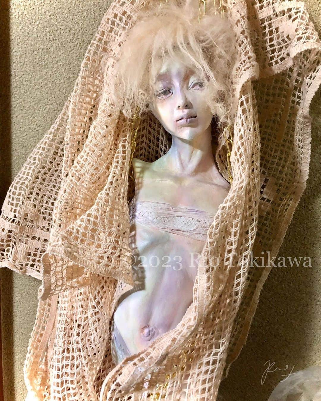 時川りおさんのインスタグラム写真 - (時川りおInstagram)「Working on my next piece.I am going to try new technique  of painting for this🎨.  I put my hope in aurora-colored skin🌈 . 次の作品の制作中。 オーロラ色に輝く肌に祈りを込めて🌈🎨 †††††††††††  #制作過程 #人形  #wipart  #newcontemporaryart #originaldoll 　  #workinprogress #doll 　#fantasyart　#創作人形　#ドール　#artdoll #sculpture #彫刻」8月15日 19時22分 - riotokikawa_doll