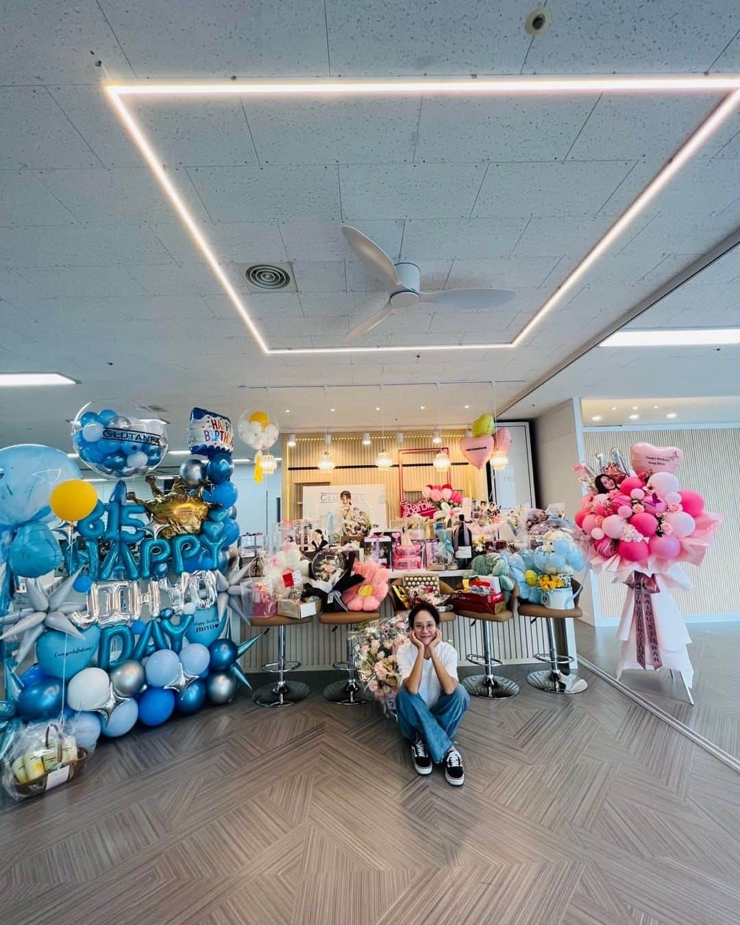 ソン・ジヒョのインスタグラム：「매년 돌아오는 생일이지만 축하해 주시는 여러분이 있어 행복하고 특별하게 느껴지는 날입니다✨🙌🏻 넘치게 보내주시는 응원과 사랑에 늘 감사감사합니다!!!!  더욱 열씨미 하는 제가 되겠습니다 감사하고 또 감사합니다 그리고 사랑합니다💜」