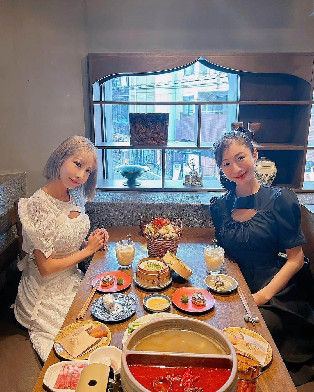 中村江莉香のインスタグラム：「久しぶりにpeachと🍄🧡 ヘルシーキノコの火鍋が食べたくて...#裏の山の木の子 へ行ってきたよ☺️🍹  #薬膳料理 大好き🧡🧡🤤 めっちゃ美味しかった🍄🥦🥬  Menu📝:ちょっと贅沢な日式火鍋大満喫プラン🍲 (木の子火鍋🍲人気メニュー盛り沢山な火中茸膳コース➕2ドリンク付き🥤) @uranoyamanokinoko  ↑ ネット予約限定なので是非チェックしてみて下さいね🫶❤️#PR  気づけば１年ちょっとぶりで、この一年お互い本当に色々あって今やっと落ち着いたなって感じる😂💪 今頑張る時、今良い時、の人生の流れが似ている気がするpeachちゃん🍑 いつもハッピーで、見た目とのキャップがありすぎるほどの、まじめさ、努力家な所めっちゃ尊敬してる🫶 かっこいい💿🎧  楽しい時間をありがとーう😆🧡  #日式火鍋 #火鍋 #薬膳 #薬膳鍋 #薬膳火鍋 #医食同源 #腸活 #温活 #アジア料理 #スパイス #スパイス料理 #スパイス活 #香辛料 #アジア料理 #世界の料理 #きのこ #きのこ鍋 #渋谷火鍋 #渋谷グルメ #神泉グルメ #WoomyPR #道玄坂カフェ #恵比寿グルメ #恵比寿カフェ #東京グルメ #恵比寿女子 #女子会 #ヘルシー女子会」