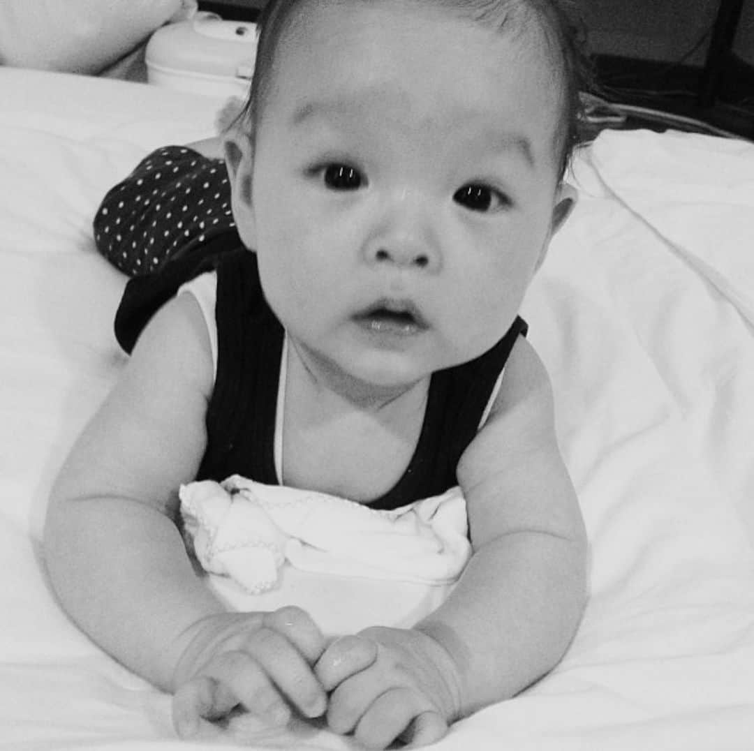 花楓のインスタグラム：「昔の写真を見ると、 ぐっとくる。 や、泣いてる。  早いなぁ。 寂しいなぁ。  常に嬉しいと悲しいが同じ位置にある。 早すぎるよ📆🌸🌻🍁⛄️  Love you❤️」