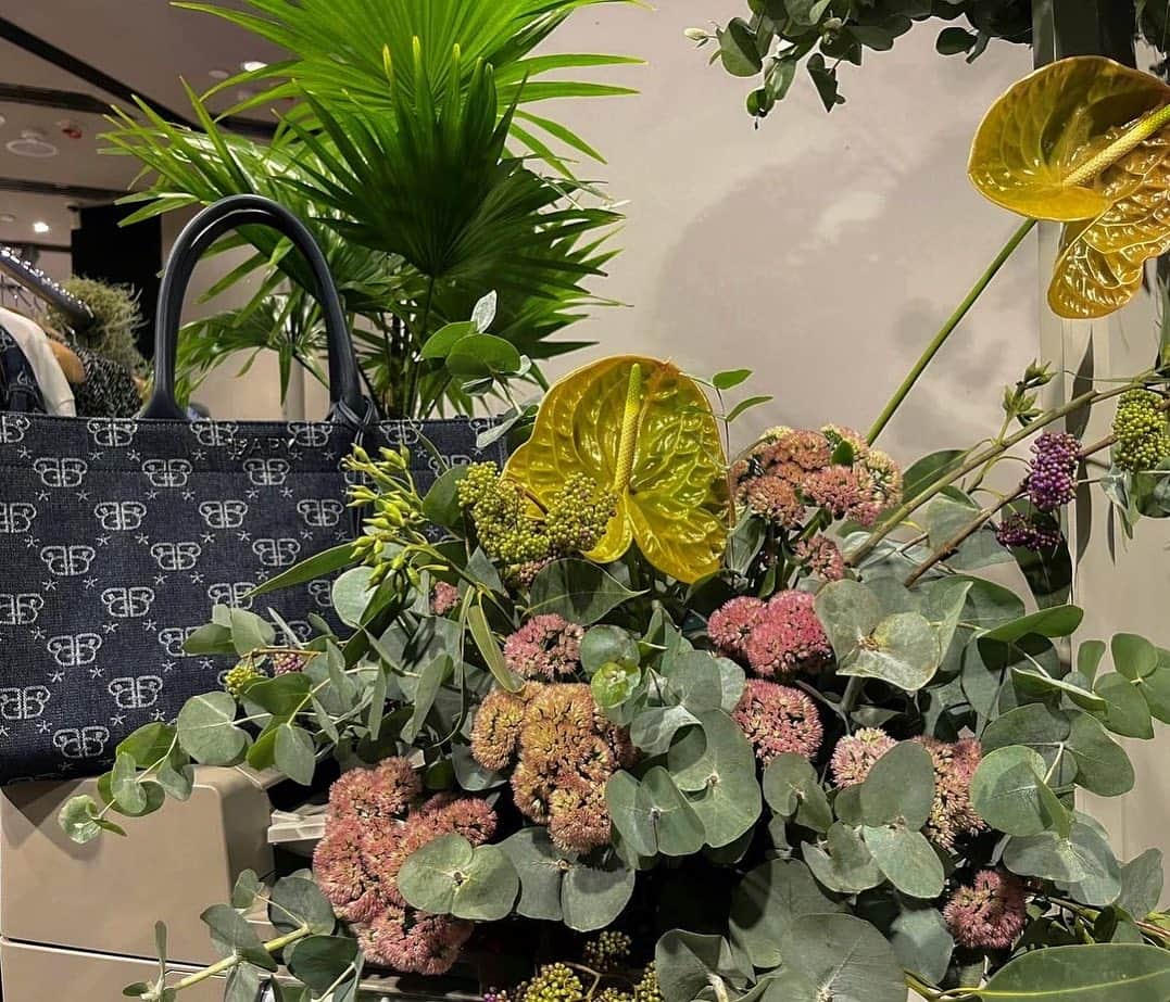 I.T IS INSPIRATIONさんのインスタグラム写真 - (I.T IS INSPIRATIONInstagram)「Experience the allure of BAPY's latest Pop-Up Store "BLOOMS WORKSPACE" at I.T Hysan One Store!  Immerse yourself in a captivating blend of nature and office elements, as we invite you to discover a fresh and vibrant atmosphere that instills confidence and beauty in every woman attending.  #ithk #iteshop #bapy #bloomsworkspace」8月15日 19時30分 - ithk