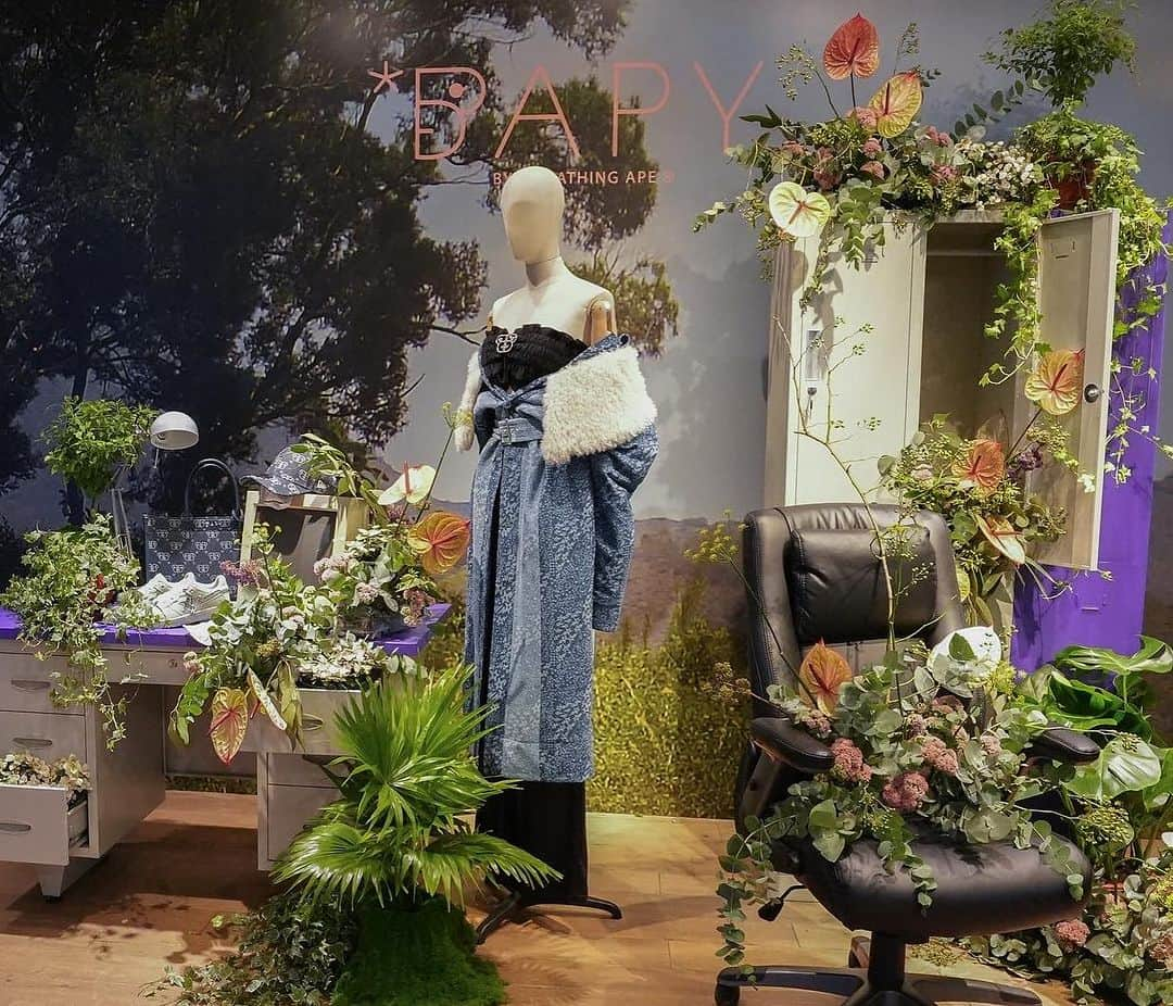 I.T IS INSPIRATIONさんのインスタグラム写真 - (I.T IS INSPIRATIONInstagram)「Experience the allure of BAPY's latest Pop-Up Store "BLOOMS WORKSPACE" at I.T Hysan One Store!  Immerse yourself in a captivating blend of nature and office elements, as we invite you to discover a fresh and vibrant atmosphere that instills confidence and beauty in every woman attending.  #ithk #iteshop #bapy #bloomsworkspace」8月15日 19時30分 - ithk