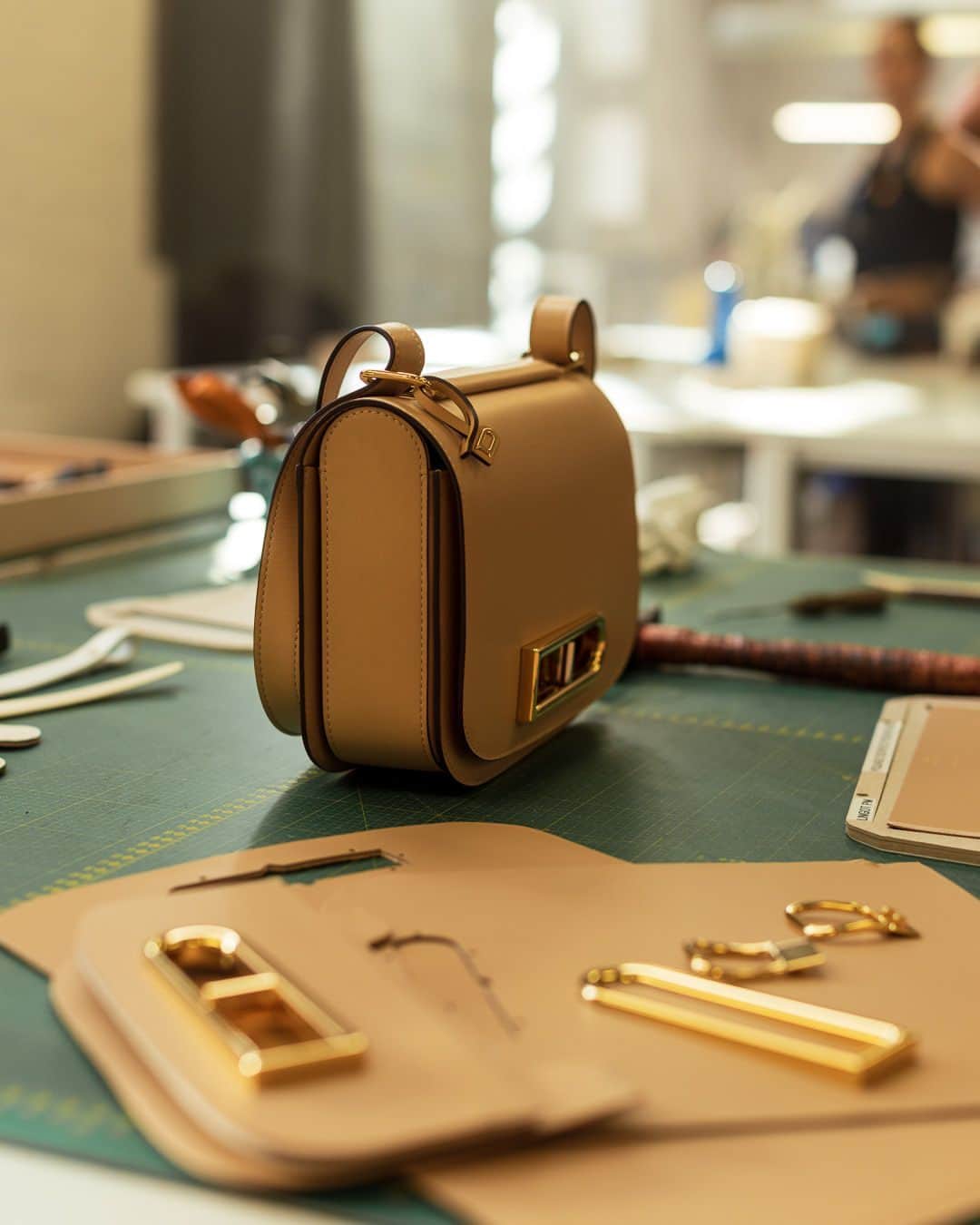 デルボーのインスタグラム：「The making of an icon.⁣ ⁣ The Lingot, introduced in Spring 2022, is one of La Maison’s most contemporary silhouettes. Crafted from locally sourced Belgian leather, the Lingot is defined by its oversized D-shaped buckle. Carved from a single brass bar, the two-toned metal hardware — done in silver and gold — has the effect of a modern, minimalist piece of jewelry adorning the bag. ⁣ ⁣ #Delvaux」