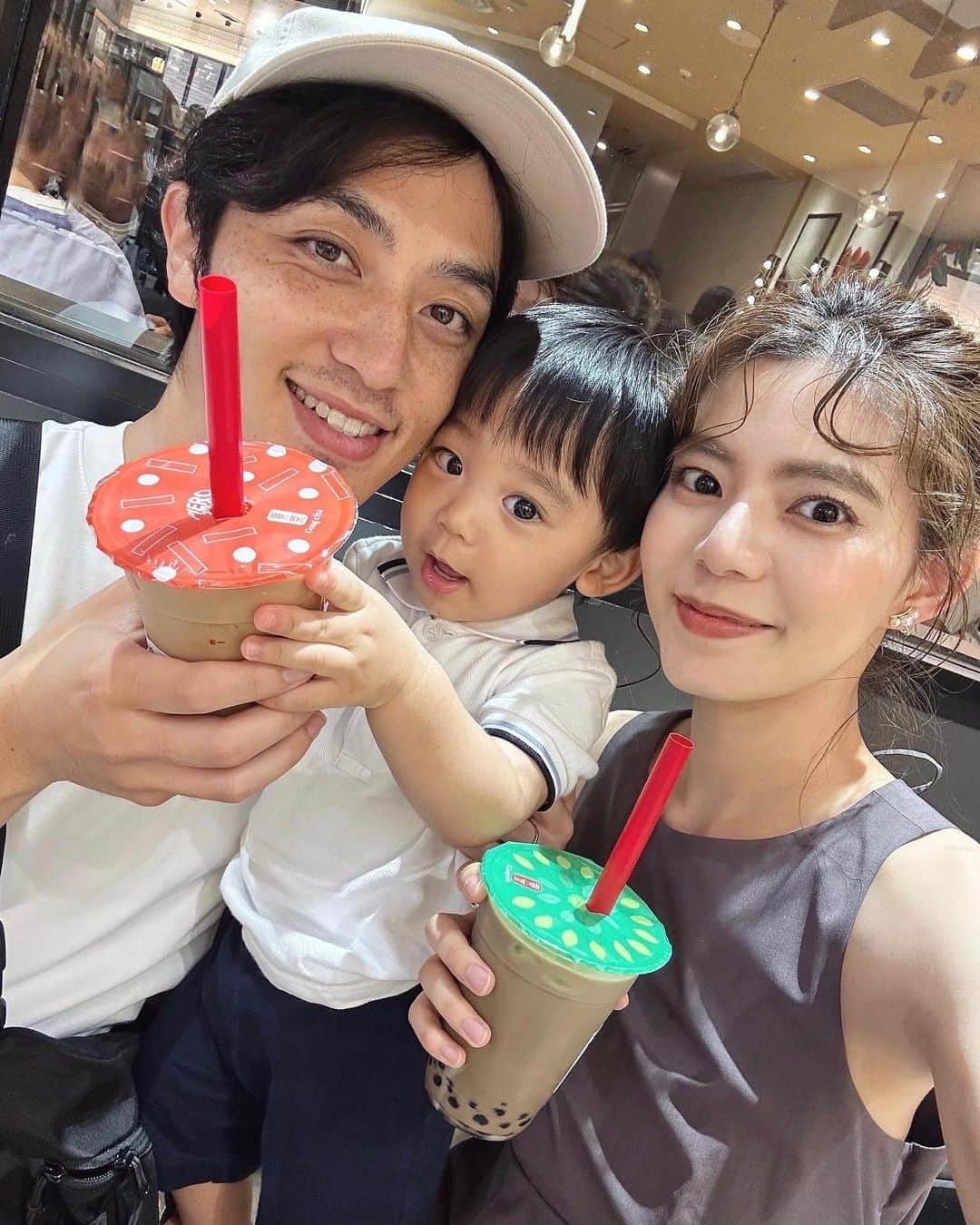 畑有里紗のインスタグラム：「我が家の夏休みも折り返し👨‍👩‍👦🍉🌻 (この赤のストローが気になりすぎてガン見👀) 休みになると毎日時間経つのが早すぎぃ🥹  初日から京都の義実家で ゆっくり過ごさせてもらっていて 夫の親戚の集まりや友人家族に会ったりと 充実した日を過ごしてるよ〜😇  今日は台風なのでお家day😌 外に出てる方は帰りお気をつけください😣✨  残りの休みも楽しもう〜✊♡  @sho_arii.family  #3人家族#息子#男の子ベビー#お盆休み#男の子ママ#休日#休日の過ごし方#京都#家族写真#となのいる生活#赤ちゃんのいる生活#子供のいる暮らし#お盆休み#お盆休み満喫#ありーとしょーちゃん」