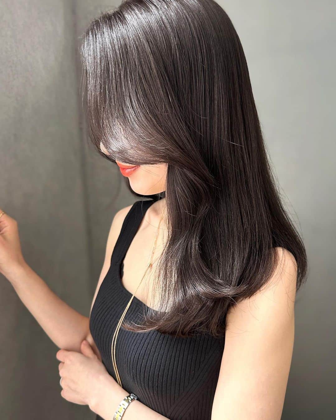 樋山俊平のインスタグラム：「𝐋𝐚𝐲𝐞𝐫 𝐂𝐮𝐭×𝐁𝐫𝐨𝐰𝐧𝐠𝐞🩶  #グレージュ#グレージュカラー#ベージュカラー#ブラウンカラー#レイヤーカット#艶髪#美髪#ロングヘア#ミディアムヘア#韓国ヘア#髪質改善トリートメント#韓国コスメ#前髪カット#小顔カット#ブリーチなし#暗髪カラー#くびれヘア#顔周りカット」
