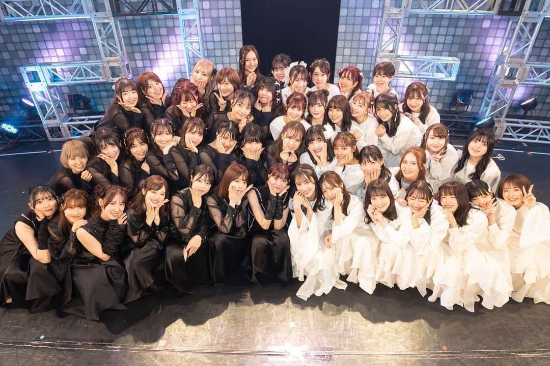 矢田伶華のインスタグラム：「8/13  321夏祭り 2023  @豊洲PIT  お足元悪い中ご来場頂いた皆様ありがとうございました❕✨  ３ヶ月前から本格的にレッスンが始まり、初めての体験で大変なこともあったけど何より毎日楽しい方が多かったなぁ、、♡  7月に選抜が決まって豊洲PITまであっという間だったけど、PALE TULLEの素敵なメンバーとこうして豊洲PITでデビューライブができなこと本当に嬉しくて楽しかったです✨  センターという大役を務めさせて頂いて 本当に貴重な体験でした🥺♡  夏祭りで発表がありましたが321アイドル部 11/21(火) 高輪セレネでワンマンライブが決定しました🎤  みんなと会える機会が増えてめっっちゃ嬉しい💗✨✨  チーム対抗戦は惜しくも負けてしまったけど、ワンマンへ向けて気持ちを切り替えて頑張りたいと思います！  12月まであっという間だと思うので 1日1日を大切にしていきたいです😌  そしてソロでのステージ ボーカル王者決定戦🎤  なんと決勝まで進むことができました🔥  予選ではオリジナル曲「My Love」を 決勝では「夏恋花火」を披露させて頂きました！  去年からの夢だったので沢山ステージで歌うことが出来て 嬉しかった！経験を活かしてまたステージに立つときは パワーアップしたいなと思いました❕  素敵なステージに立たせてくれて 本当にありがとうございました💐  #321アイドル部 #PALETULLE #ペールチュール #ライバーアイドル #ボーカル王者決定戦」