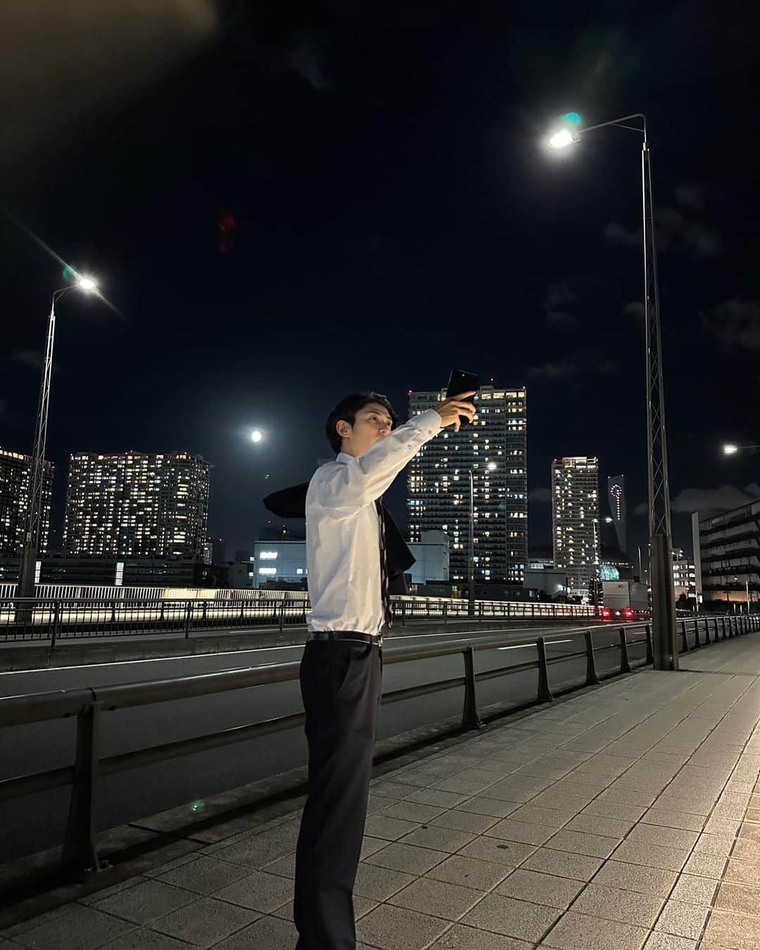 古川雄大のインスタグラム：「. 綺麗な月を撮ってる俺を撮るマネージャーその2 #ハヤブサ消防団」