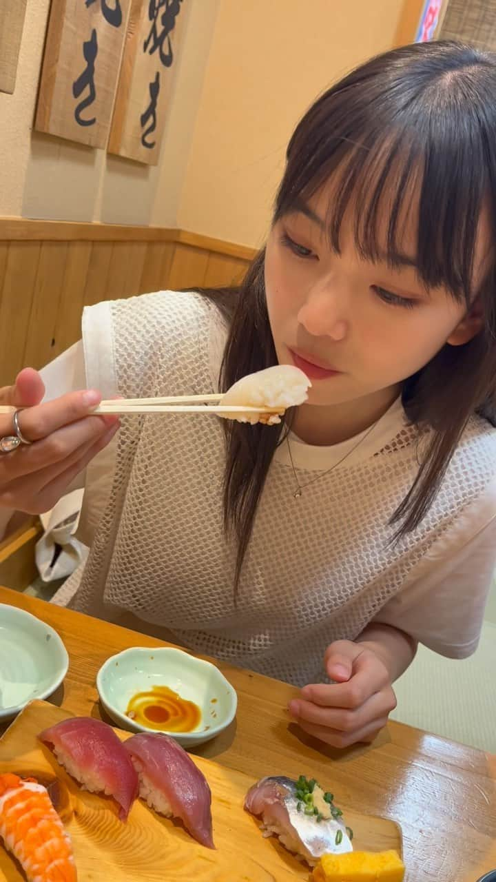 松本麗世のインスタグラム：「しあわせ〜泣泣 ♡ ♡ お寿司美味しすぎた🥹✨✨✨ ちなみに一番好きなのはサーモンです💗 ♡  ♡  #松本麗世  #matsumotoreiyo  #お寿司  #いか  #美味しい  #しあわせ  #幸せな時間  #幸」