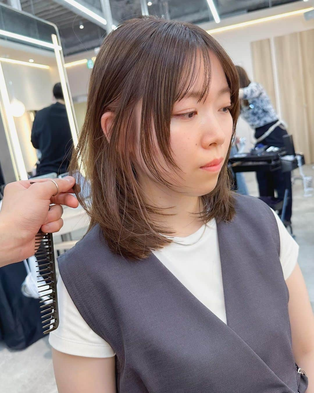 小西涼さんのインスタグラム写真 - (小西涼Instagram)「【顔まわりにデザインを✂︎】#レイヤーカット  薄め前髪からチークバング、顔まわりを レイヤーカットでデザインしてます💁‍♂️ ． カラーは#シークレットハイライト で赤み消し シアベージュで透明感高く艶っぽく❄️ ． ． #フェイスレイヤー　#内巻きレイヤー　 #シアベージュ　#ハイライトカラー」8月15日 19時34分 - ryokonishi_ways