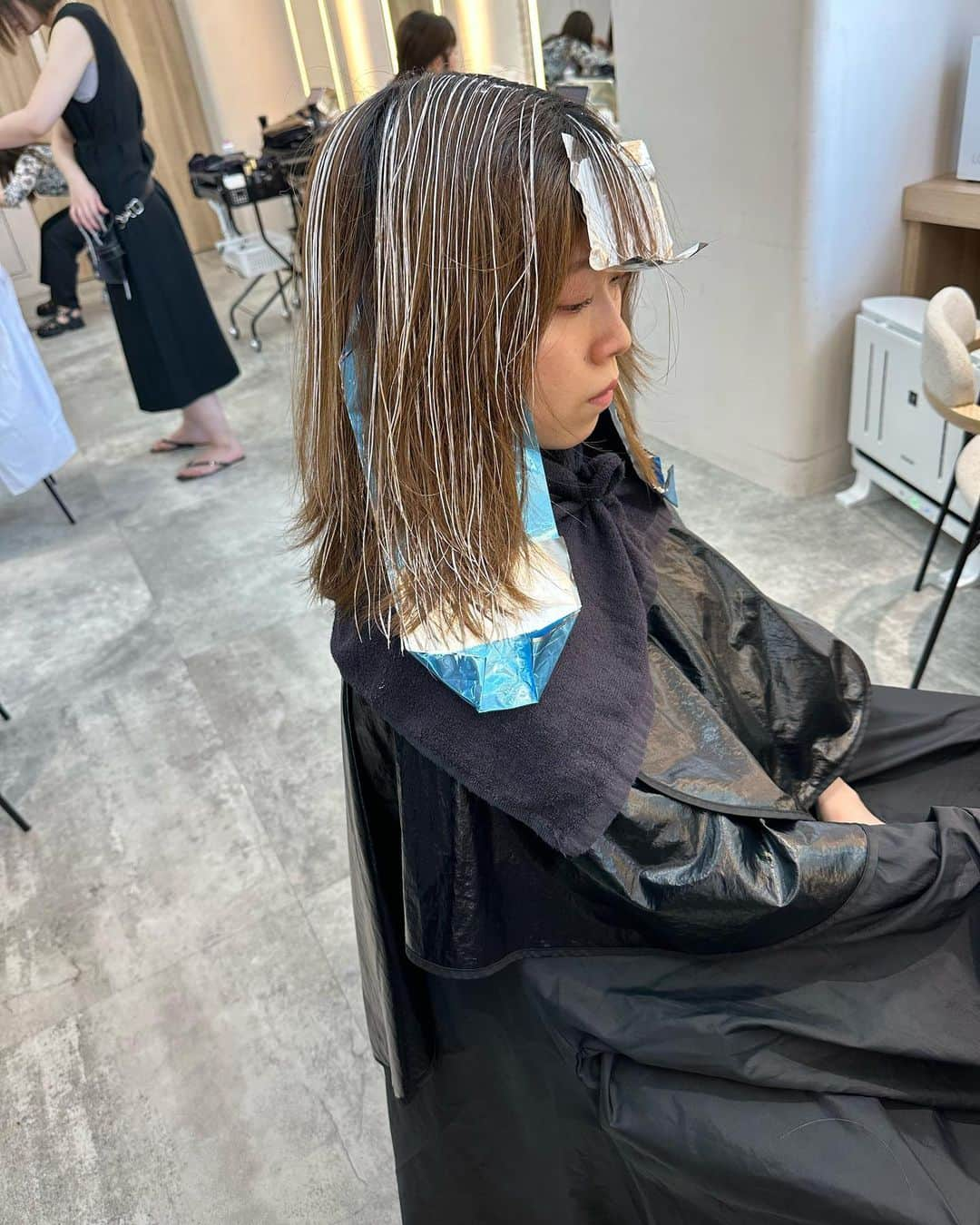 小西涼さんのインスタグラム写真 - (小西涼Instagram)「【顔まわりにデザインを✂︎】#レイヤーカット  薄め前髪からチークバング、顔まわりを レイヤーカットでデザインしてます💁‍♂️ ． カラーは#シークレットハイライト で赤み消し シアベージュで透明感高く艶っぽく❄️ ． ． #フェイスレイヤー　#内巻きレイヤー　 #シアベージュ　#ハイライトカラー」8月15日 19時34分 - ryokonishi_ways