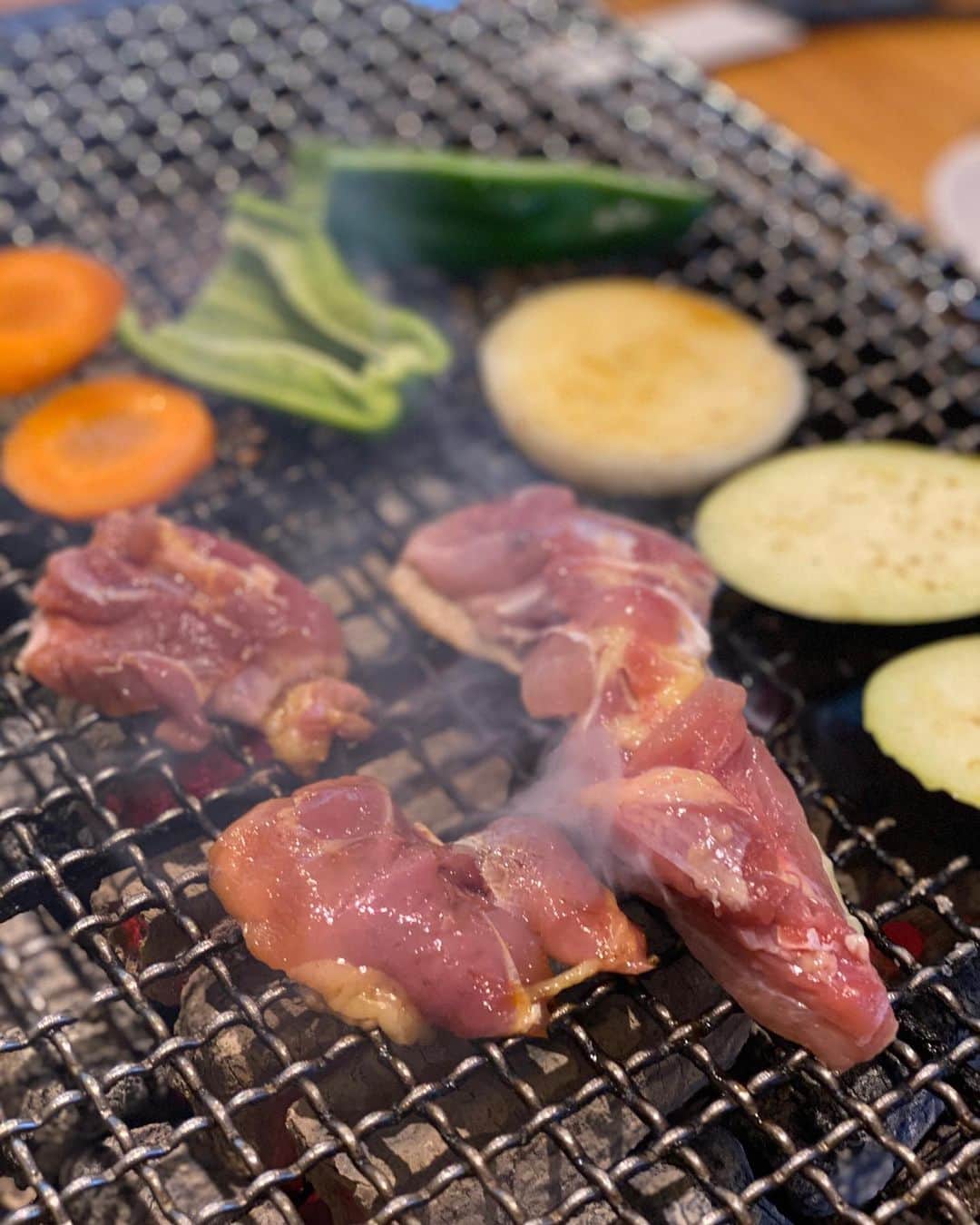 前川由希子さんのインスタグラム写真 - (前川由希子Instagram)「・ 好きすぎる…地鶏炭火焼き🔥  鶏で始まり、鶏（たまご）で〆る こだわりのいろりのお店【紅い葉っぱ】。  鶏もも肉炭火焼き定食を。 熊本県産もみじ鶏をタレと塩で。 ごはんは、うきは山下さんのお米を土鍋で炊いたらしい。  炭火で焼く地鶏。 私、絶対飽きない！ （一緒に行く方は飽きるかもだけど笑） サイコーー♡  【いろりのお店紅い葉っぱ】 福岡県久留米市善導寺町木塚１３５ 0942-47-0788 平日 11:00〜14:00/17:00〜21:00 土日 11:00〜21:00 水曜日定休  #紅い葉っぱ  #いろりのお店紅い葉っぱ  #地鶏 #炭火焼き  #地鶏炭火焼き  #地鶏炭火焼  #久留米  #久留米グルメ  #久留米地鶏  #福岡グルメ  #福岡地鶏  #福岡地鶏炭火焼  #福岡地鶏炭火焼き」8月15日 19時35分 - maekawa.yukiko