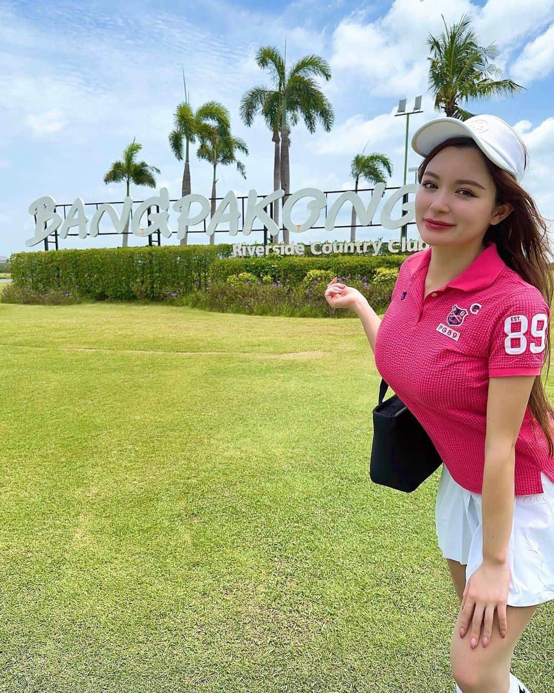 AMI（アミ）さんのインスタグラム写真 - (AMI（アミ）Instagram)「golf at @bangpakongriverside ⛳️❤️  バンパコンでゴルフ🏌️‍♀️ フェアウェイが広くてOBしにくいコースだった☺️  #ゴルフ #ゴルフ女子 #ゴルフウェア #パーリーゲイツ #タイ #タイゴルフ #thailand #bangkok #golfaddict #golfgirls #pearlygates」8月15日 19時45分 - amyypatton