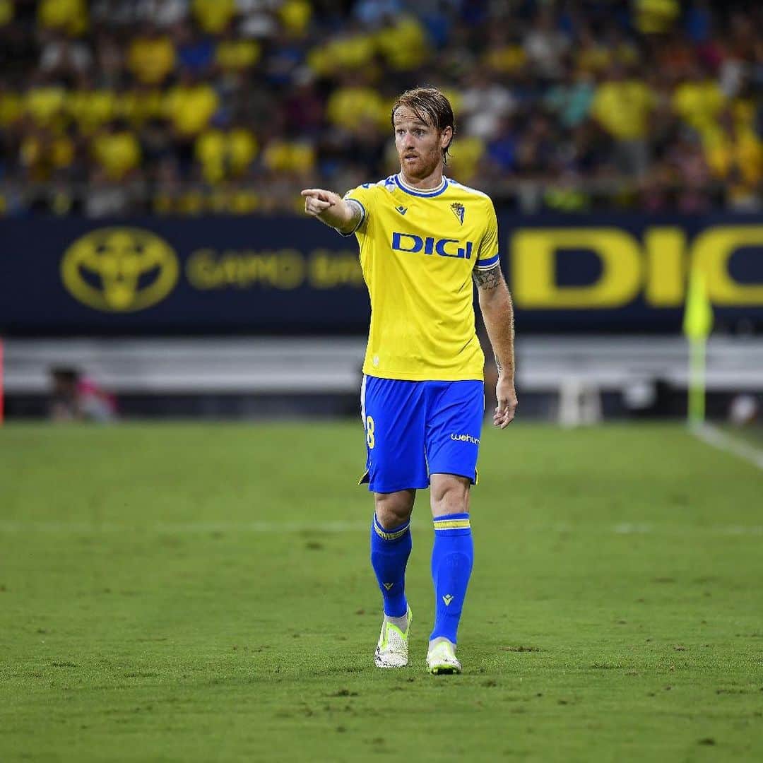 アレハンドロ・フェルナンデス・イグレシアスのインスタグラム：「Empezar la liga, ganando en nuestra casa y con los nuestros, no se puede pedir más!! Grande Cádiz💛💙  #Mehandichoqueelamarillo」
