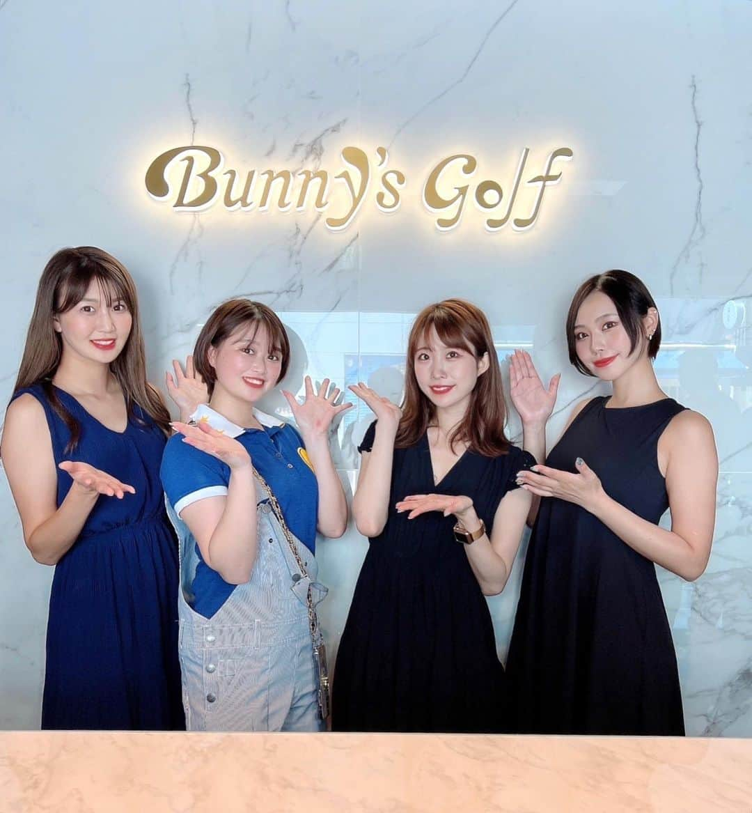 はにゅんのインスタグラム：「神田のインドアゴルフ「Bunny's Golf 」さんに GTバーディーズメンバーでお邪魔させて頂きました！⛳️  9月にオープンする練習場にて 一足先に最新シミュレーターを体験してきました！  ラフやバンカーも専用マットで練習できて凄い！！✨️ 最新シミュレーターに最新レンタルクラブ、シューズ完備なので仕事帰りにも手ぶらで通えます🙆‍♀️  擬似ラウンド体験も皆でしたよー！ 普段の練習とはまた違って緊張した、、 ラウンドでも練習通りに飛ばせるようにもっと頑張ります💪  可愛いバニーズグッズもいただきました🐇 是非皆さんもゲットしてね☺︎ ありがとうございました！  @bunnysgolf  @golftoday_birdies   #バニーズゴルフ #bunnysgolf #インドアゴルフ #GTバーディーズ #ゴルフトゥデイ #ゴルフ女子 #ゴルフ初心者」