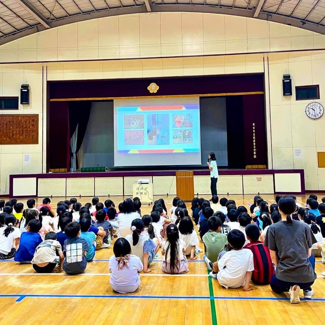 卜部蘭さんのインスタグラム写真 - (卜部蘭Instagram)「. 東京都教育委員会主催「笑顔と学びの体験活動プロジェクト」にて､足立区立花畑西小学校と町田市立町田第二小学校で講話と陸上教室を実施させていただきました！  児童の皆さんの笑顔とチャレンジする姿がとても素敵でした🏃‍♀️✨️  #笑顔と学びの体験活動プロジェクト #花畑西小学校  #町田第二小学校  #陸上競技 #陸上 #ランニング  #足立区 #町田市 #講話  #陸上教室」8月15日 19時40分 - ranrun0616