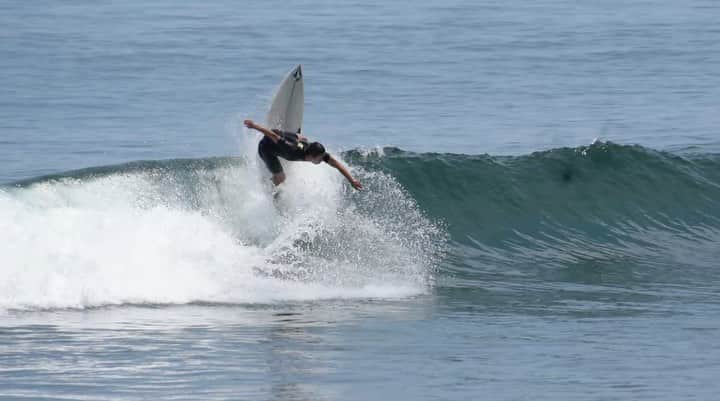 飛田流輝のインスタグラム：「夏SURF⚡️🖤🌴 自然に感謝🙌 #volcomjapan @volcomjapan @dakine_japan @electric_japan  #surf #surfing #夏 #海 #1173 #自然」
