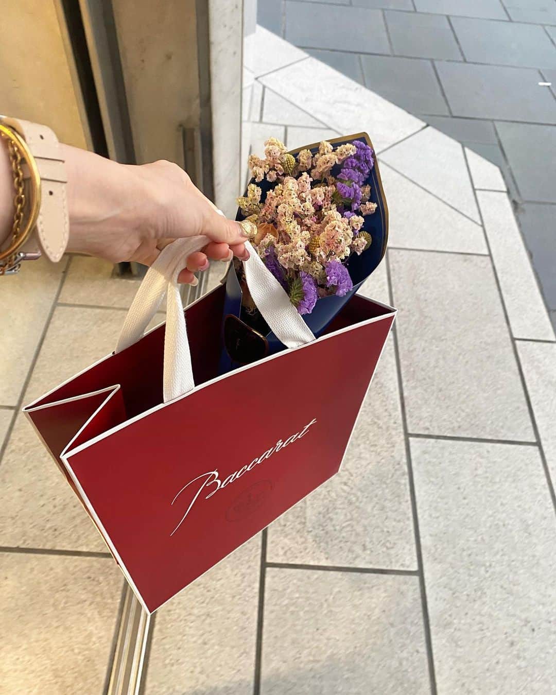 宮川春蘭のインスタグラム：「大好きな幼なじみの結婚祝いに向かうとき🫶 人生の節目を祝い会える関係って、望んでも簡単に手に入るものじゃない！！だから大切！」
