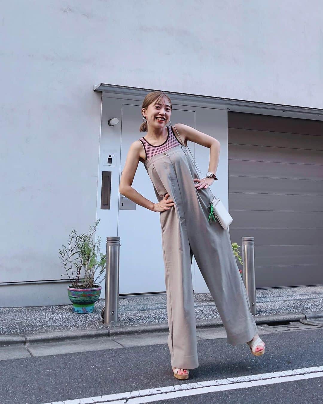 本橋優華さんのインスタグラム写真 - (本橋優華Instagram)「めちゃめちゃ可愛いサロペット見つけてしまって嬉しくて笑ってる。  好きなもの着てると楽しいね。  #サンタさんのパンツ #ootd#dress#vintage#baretop#rompers#sandal#toms」8月15日 19時49分 - uk_jp