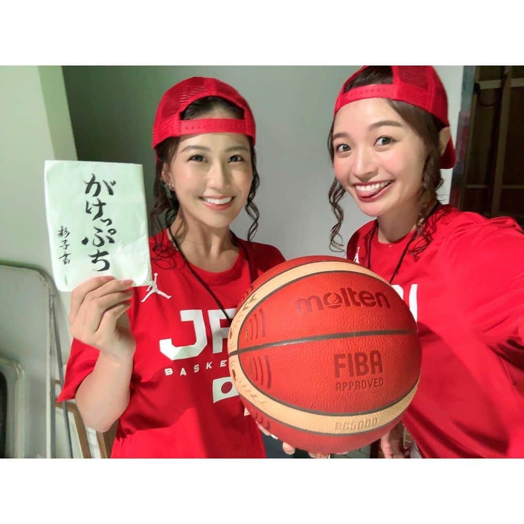 松下由依さんのインスタグラム写真 - (松下由依Instagram)「🏀  バスケワールドカップを盛り上げるべく KBCとFBSが特別コラボ🏀🔥  同期の中谷萌とスラムダンクの彩子さんになりきって スポット撮影をしてきました〜！！ 髪型メイクまでこだわっておりますので テレビで流れているのを見つけたらみてください〜！！  プレゼント企画もあるそうです！  番組：#アサデス。KBC ✕ #めんたいワイド 期間：8月17日(木) ～ 23日(水) 出演：#宮本啓丞 #徳永玲子 #松下由依 #内村麻美 #松井礼明 #今村敦子 #中谷萌 #マサル #児玉育則 #いわぶ見梨」8月15日 19時50分 - matsushita_yui_kbc