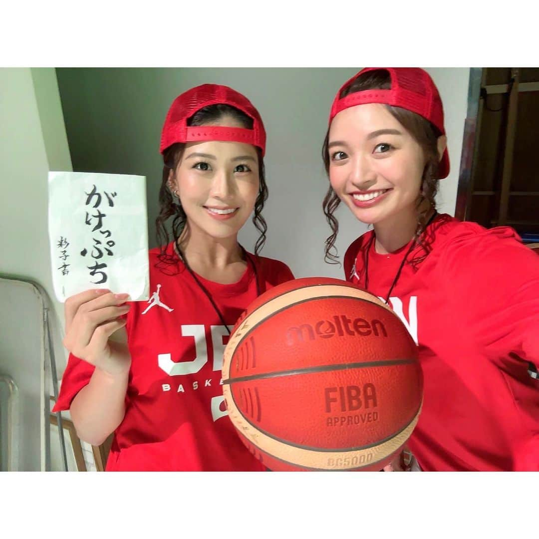 松下由依のインスタグラム：「🏀  バスケワールドカップを盛り上げるべく KBCとFBSが特別コラボ🏀🔥  同期の中谷萌とスラムダンクの彩子さんになりきって スポット撮影をしてきました〜！！ 髪型メイクまでこだわっておりますので テレビで流れているのを見つけたらみてください〜！！  プレゼント企画もあるそうです！  番組：#アサデス。KBC ✕ #めんたいワイド 期間：8月17日(木) ～ 23日(水) 出演：#宮本啓丞 #徳永玲子 #松下由依 #内村麻美 #松井礼明 #今村敦子 #中谷萌 #マサル #児玉育則 #いわぶ見梨」