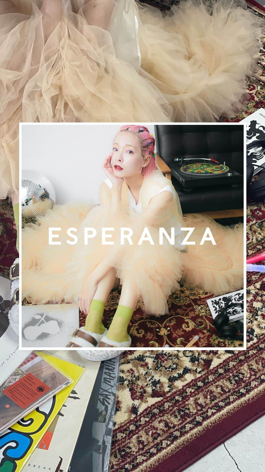 エスペランサ公式のインスタグラム：「ESPERANZA  ✔︎ ボアミュール  ファー付の贅沢なボリューム感で 旬な印象の足元に仕上げるミュールサンダル。 これから寒くなってくるのでオフィスでの履き替えや ルームシューズとしてもおすすめです。  #エスペランサ  #秋の新作 #秋サンダル  #2023autumn #ファーサンダル #ボアサンダル  #もこもこコーデ #ボアコーデ #ファーアイテム  #ミュール #ミュールサンダル」