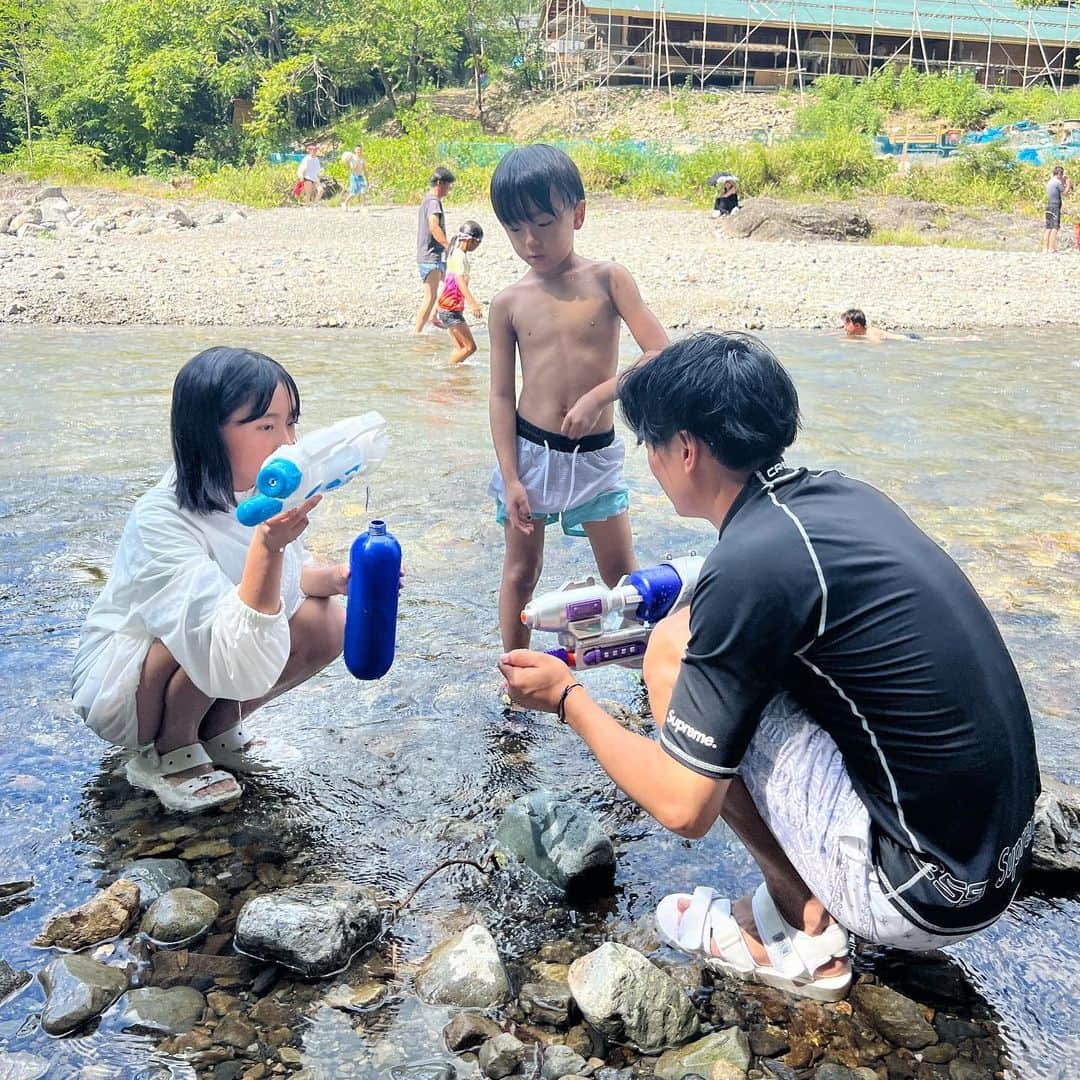 筧沙奈恵さんのインスタグラム写真 - (筧沙奈恵Instagram)「秋川渓谷🏞️ ・ 家族で川遊びに行ってきました😌川遊びはあまりしたことがなかったのですが、テントとイスを持って行って足を水につけながらリフレッシュ💕 ・ ただ、川は流れが速かったり岩があったりとなかなか危険で子供達のそばを離れることができなかったので、ゆっくりできた✨という感じではありませんでした😅 ・ ただ、息子はすごく楽しかったようで、夏休み中にもう一回行きたい！と言っていました👦次はライフジャケットを持っていこうと思います✨ ・ #秋川渓谷　#川遊び　#子連れお出かけ　#あきる野市」8月15日 19時52分 - sanaekakei