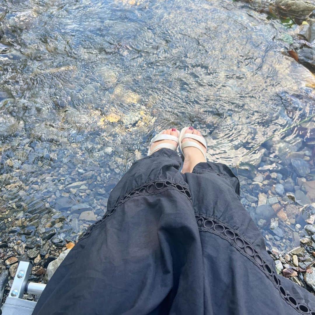 筧沙奈恵さんのインスタグラム写真 - (筧沙奈恵Instagram)「秋川渓谷🏞️ ・ 家族で川遊びに行ってきました😌川遊びはあまりしたことがなかったのですが、テントとイスを持って行って足を水につけながらリフレッシュ💕 ・ ただ、川は流れが速かったり岩があったりとなかなか危険で子供達のそばを離れることができなかったので、ゆっくりできた✨という感じではありませんでした😅 ・ ただ、息子はすごく楽しかったようで、夏休み中にもう一回行きたい！と言っていました👦次はライフジャケットを持っていこうと思います✨ ・ #秋川渓谷　#川遊び　#子連れお出かけ　#あきる野市」8月15日 19時52分 - sanaekakei