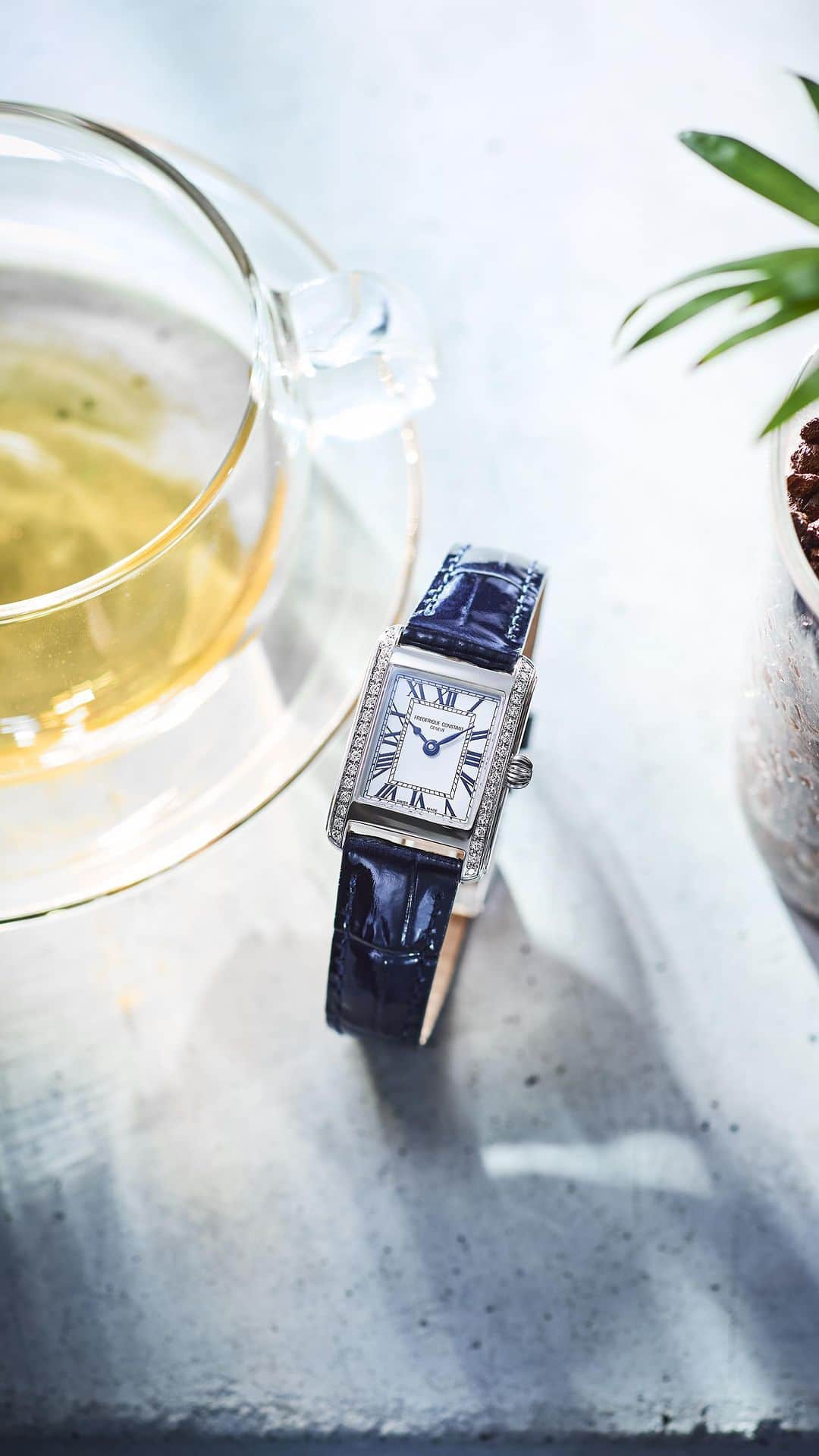 Frederique Constant Japanのインスタグラム：「1920年代後半に時代を博したエレガントでファッショナブルな女性からインスピレーションを受けたクラシック カレのデザイン。 ストラップ、時分針、インデックスを上品なダークネイビーでまとめ上げた日本限定モデルは、淡いカラーリングのカジュアルなコーディネートを引き締めてくれる格上げウォッチです。   《クラシック カレ レディース》 FC-200WN1CD16 クォーツ、3気圧防水、カーフレザーストラップ、日本限定 ¥324,500 (税込) . . . #FrederiqueConstant #swiss #swissmade #swisswatch #wristwatch #ladieswatch #carree #diamond #フレデリックコンスタント #レディースウォッチ #レディースファッション #時計 #腕時計 #大人時計 #大人ファッション #大人可愛い #大人シンプル #カレ」