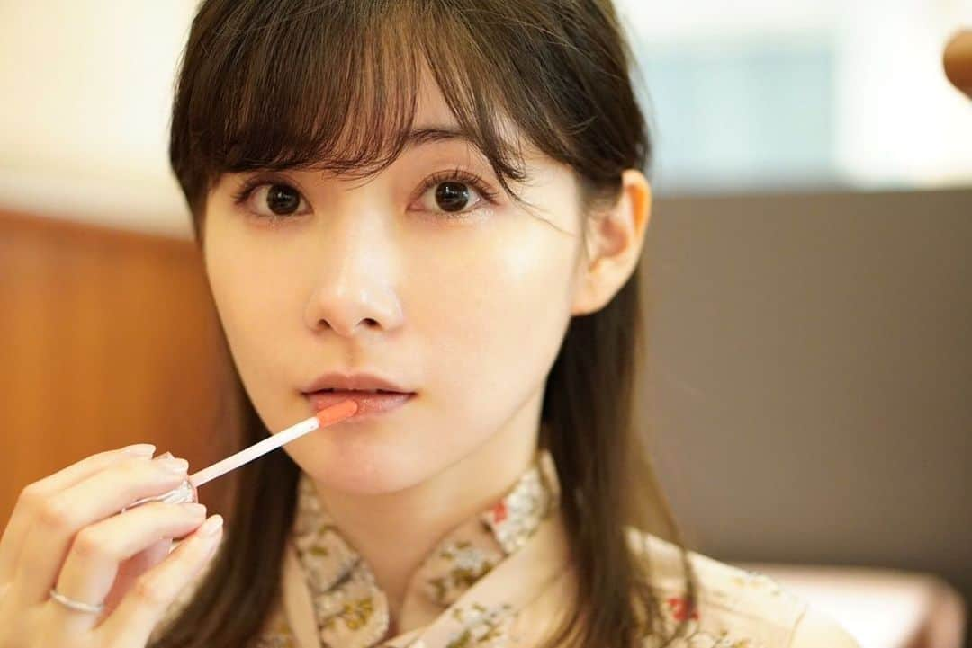 早田悠里子さんのインスタグラム写真 - (早田悠里子Instagram)「皆さんお盆は何して過ごしましたか☺️？  私は東京大阪行き来の6連勤を終え今日は休日でした🐶  ランチして カメラの新しいレンズを買って ホワイトニング　　@tbdc_ginza 行って 本を読んで のんびり過ごしました😌💓  写真は早速新しいレンズで撮ってみました☺️📷 後ろが綺麗にぼけてくれるのでお気に入り😌 最近忙しくSNS途絶え気味でしたが、これでまたインスタTikTokも頑張ります😊🔥  #レンズ #レンズ越しの私の世界」8月15日 20時03分 - yurikohayata