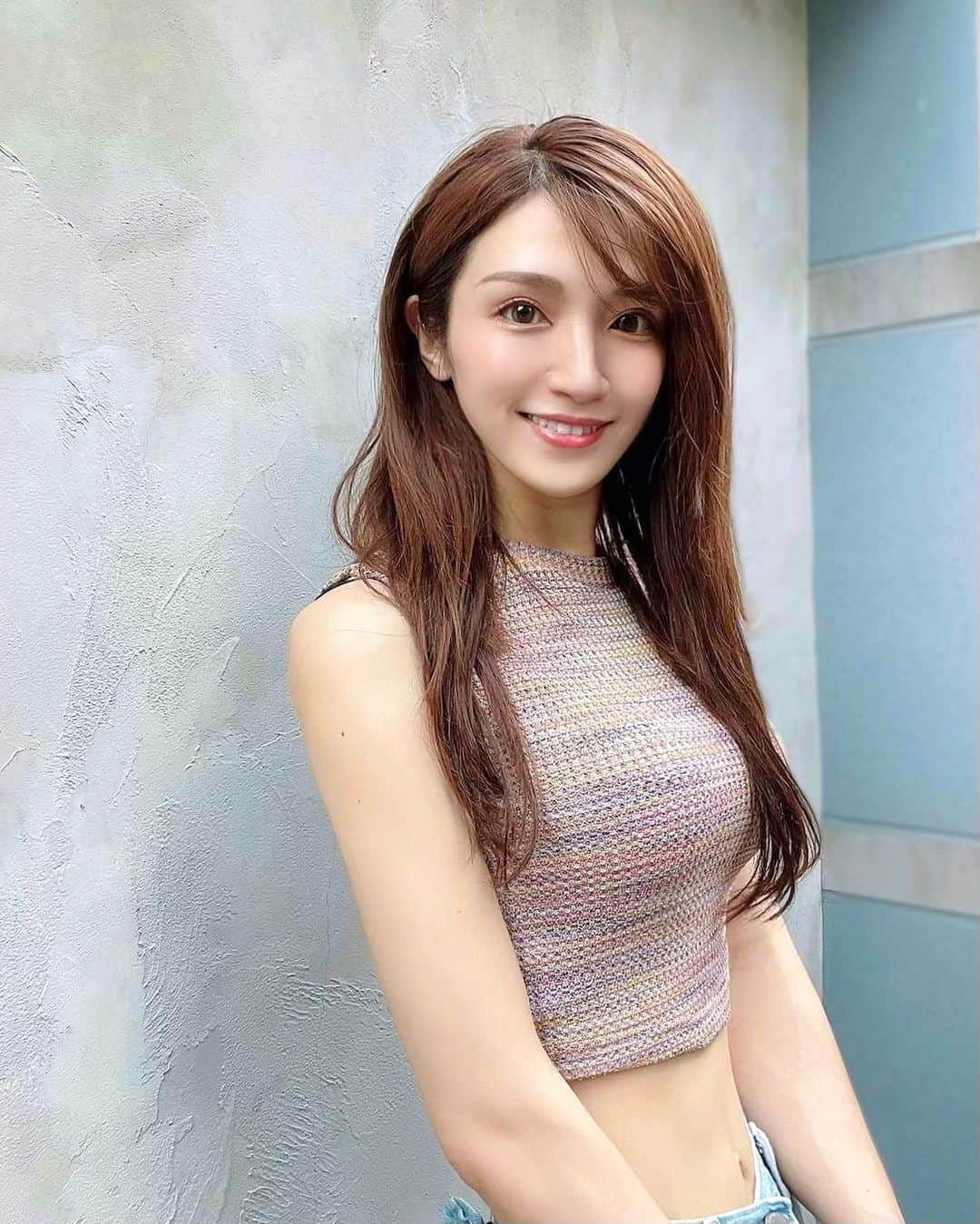 のインスタグラム：「突然の雨にうたれて 髪の毛ボサボサになりましたとさ☔️  まぶしがりなのでめがねかサングラス必須🕶️👓  明日も素敵な1日を☺️🌈  🌷🧚🏻‍♀️🌻」