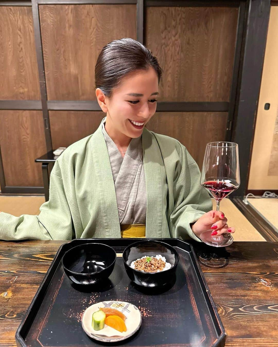 黒田麻理耶さんのインスタグラム写真 - (黒田麻理耶Instagram)「👘🥢 . 「笛吹川温泉 坐忘」の夕食🙋‍♀️ 一汁三菜から始まる茶懐石をいただきました✨ お料理が出てくる前に料理長が挨拶に来てくれて… 着物がまたカッコ良かった←🥺❤️ . お出汁の効いた優しい味付け✨ 天子炭焼き🐟と甲州牛杉板焼き🐮が最高でした😋👏 甲州牛の時雨ご飯と鮑の炊き込みご飯は選べなくて どちらもいただいちゃった🥹🍚🥢 口コミでお料理の評価も高かったことに納得😌 . 夕食後は21:00から火曜日限定の夜景ツアーに参加🚌✨ 旅館から移動車で約15分の「まるき葡萄酒」へ🍇 テラスから見える夜景と星空が素晴らしくて🌌 流れ星も2回見れた〜😍🌠 ワインを片手に素敵な時間でした🥰🍷 . #笛吹川温泉坐忘  #坐忘  #山梨  #山梨県甲州市 #山梨旅行  #笛吹川温泉  #温泉旅行  #温泉 #茶懐石  #たくまり旅行  #mariyaonsen  #♨️」8月15日 19時57分 - mariya_kuroda