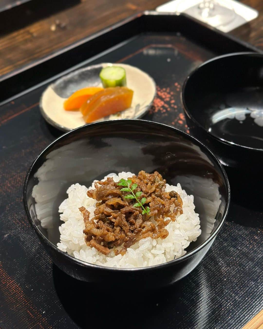 黒田麻理耶さんのインスタグラム写真 - (黒田麻理耶Instagram)「👘🥢 . 「笛吹川温泉 坐忘」の夕食🙋‍♀️ 一汁三菜から始まる茶懐石をいただきました✨ お料理が出てくる前に料理長が挨拶に来てくれて… 着物がまたカッコ良かった←🥺❤️ . お出汁の効いた優しい味付け✨ 天子炭焼き🐟と甲州牛杉板焼き🐮が最高でした😋👏 甲州牛の時雨ご飯と鮑の炊き込みご飯は選べなくて どちらもいただいちゃった🥹🍚🥢 口コミでお料理の評価も高かったことに納得😌 . 夕食後は21:00から火曜日限定の夜景ツアーに参加🚌✨ 旅館から移動車で約15分の「まるき葡萄酒」へ🍇 テラスから見える夜景と星空が素晴らしくて🌌 流れ星も2回見れた〜😍🌠 ワインを片手に素敵な時間でした🥰🍷 . #笛吹川温泉坐忘  #坐忘  #山梨  #山梨県甲州市 #山梨旅行  #笛吹川温泉  #温泉旅行  #温泉 #茶懐石  #たくまり旅行  #mariyaonsen  #♨️」8月15日 19時57分 - mariya_kuroda