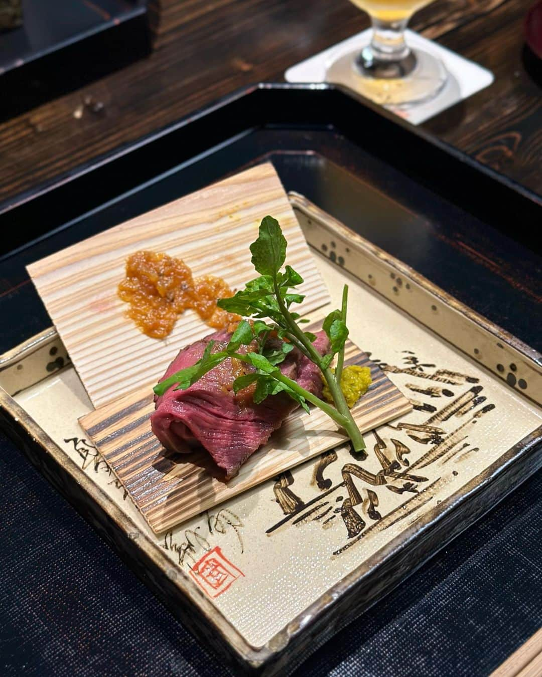 黒田麻理耶さんのインスタグラム写真 - (黒田麻理耶Instagram)「👘🥢 . 「笛吹川温泉 坐忘」の夕食🙋‍♀️ 一汁三菜から始まる茶懐石をいただきました✨ お料理が出てくる前に料理長が挨拶に来てくれて… 着物がまたカッコ良かった←🥺❤️ . お出汁の効いた優しい味付け✨ 天子炭焼き🐟と甲州牛杉板焼き🐮が最高でした😋👏 甲州牛の時雨ご飯と鮑の炊き込みご飯は選べなくて どちらもいただいちゃった🥹🍚🥢 口コミでお料理の評価も高かったことに納得😌 . 夕食後は21:00から火曜日限定の夜景ツアーに参加🚌✨ 旅館から移動車で約15分の「まるき葡萄酒」へ🍇 テラスから見える夜景と星空が素晴らしくて🌌 流れ星も2回見れた〜😍🌠 ワインを片手に素敵な時間でした🥰🍷 . #笛吹川温泉坐忘  #坐忘  #山梨  #山梨県甲州市 #山梨旅行  #笛吹川温泉  #温泉旅行  #温泉 #茶懐石  #たくまり旅行  #mariyaonsen  #♨️」8月15日 19時57分 - mariya_kuroda