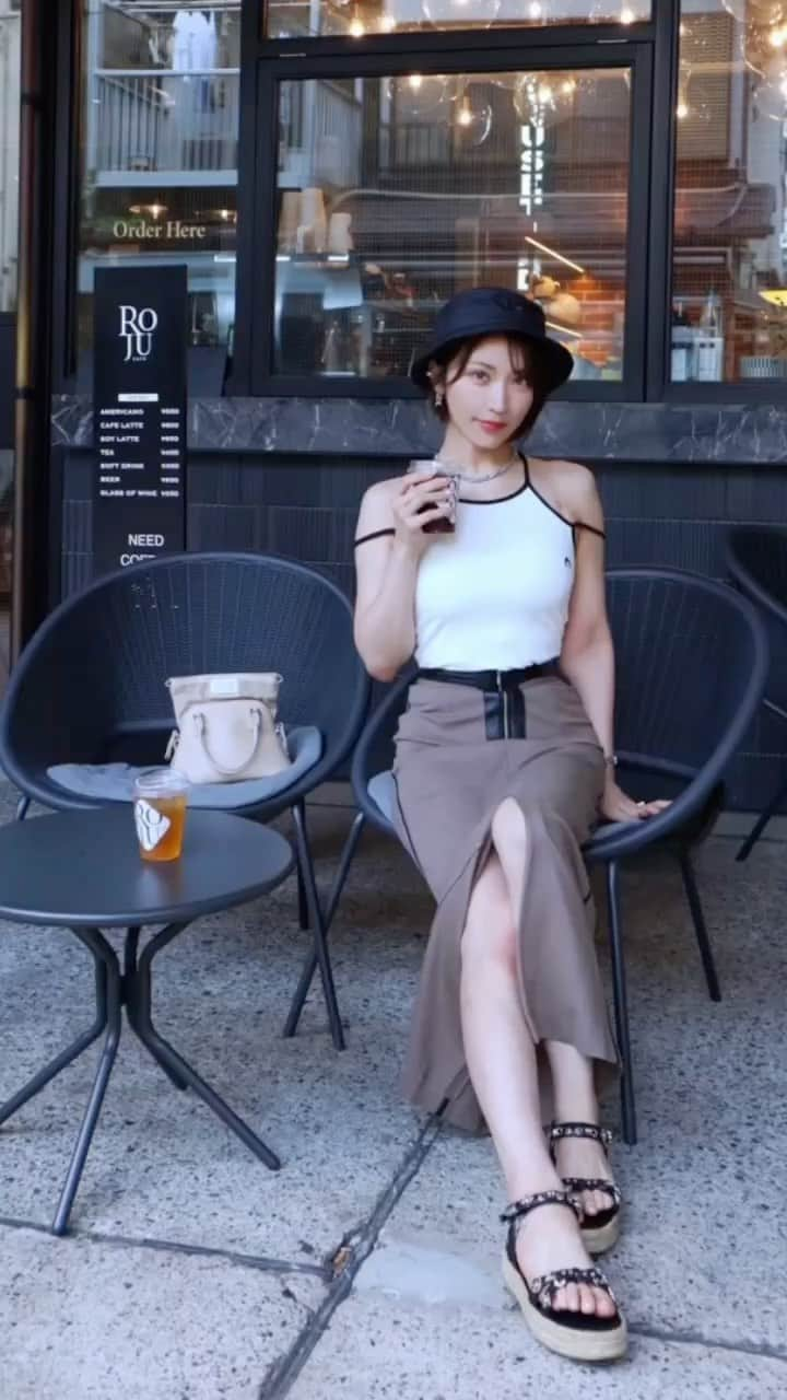 桐生美希のインスタグラム：「☕️🖤  夏はアイスコーヒー飲みすぎちゃう。 冬はホットコーヒー飲みすぎちゃう。  hat_adidas tops_貰いもの skirt_city sandal_togapulla bag_マルジェラ  #studious_womens_snap #韓国コーデ #筋トレ女子  #タンクトップ #スリットスカート#ミラーレス一眼デビュー」