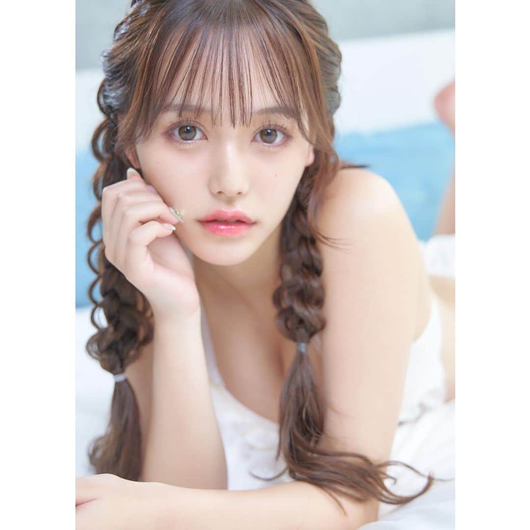 のインスタグラム：「21歳になりました🎂🎀 沢山のお祝いメッセージありがとう🫶  そして、嬉しいお知らせ！！ 『西綾乃1st写真集』が発売決定しました！！なんと本日より、プロフィールのURLから予約が可能です✨  ずっと目標だった写真集を、自分の誕生日に出すことができて本当に嬉しい。 いつも応援してくれる皆のおかげだよ〜！本当にありがとう😭  予約購入特典もあります！！🎀 2冊購入で •書籍2冊の内１冊にサイン付き •撮影の裏側チェキ1枚付き  ＊数量限定の特別特典になります。 ＊注文ごとにチェキが１枚つきます。  写真集に込めた想いとか、みんなに伝えたい事は、今日のYouTubeでお話してるから是非チェックしてみてね！  💄￤ @erena_hm  👗￤ @inu_sawaritai  📸￤ @suzuki.musashi」