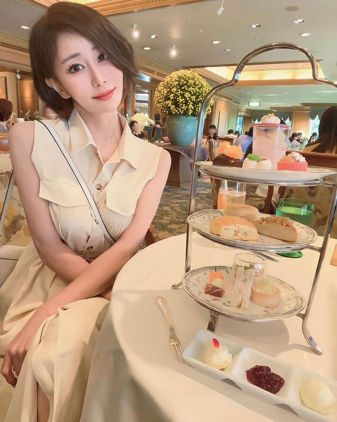 明里ともかのインスタグラム：「アフターヌーンティー。 ・ ・ ・ #ヌン活 #アフターヌーンティー #椿山荘」