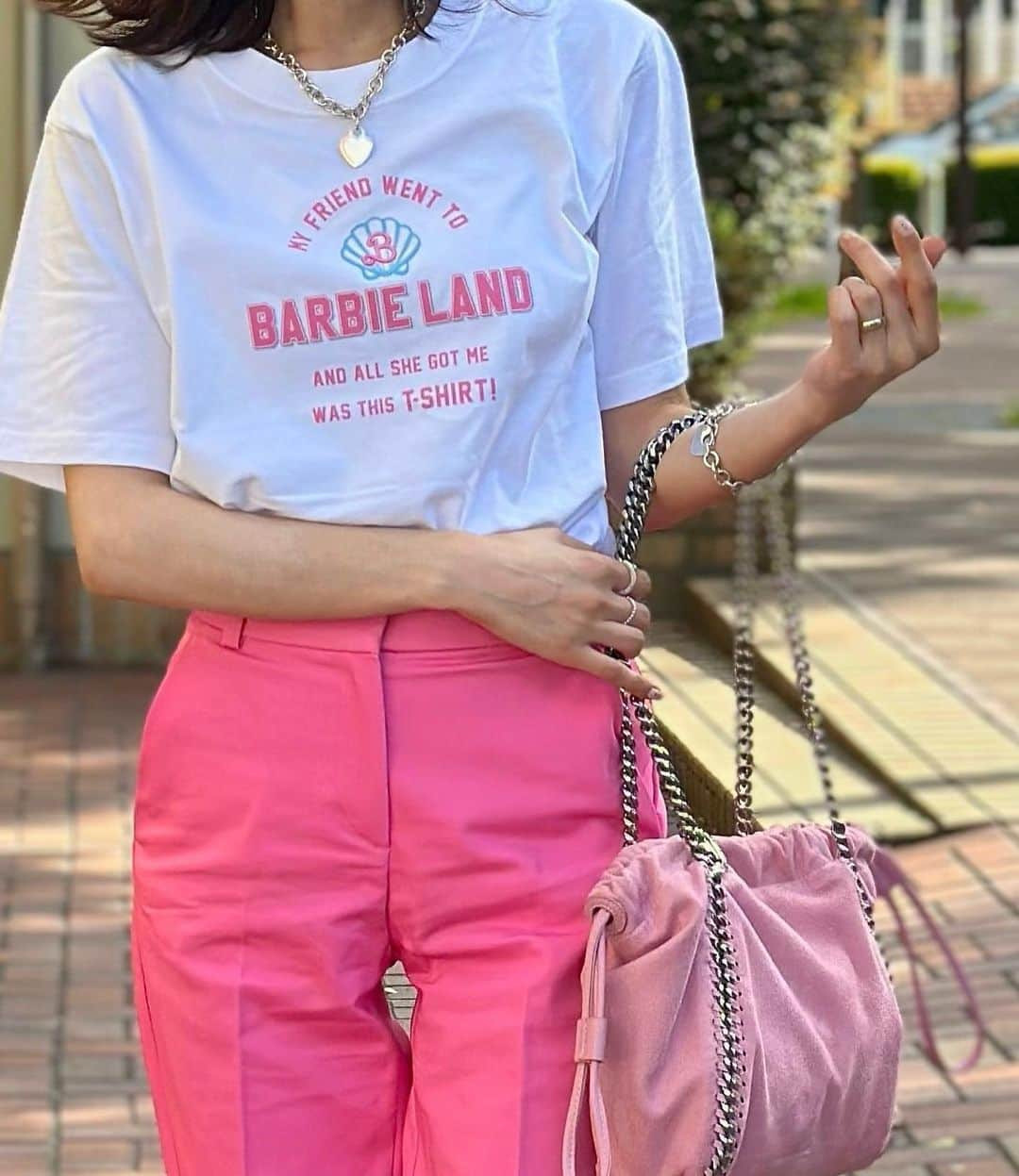 石田 祥子さんのインスタグラム写真 - (石田 祥子Instagram)「👚🛼🏄‍♀️  映画館で購入した @barbiemovie_jp のTee🩷 . ZARAのコラボは買えず Forever21もUS Onlyで買えず… . 見つけた瞬間 テンションブチ上がりました . . .  ━━━━━━━━━━━━━━━━━━ #barbie #barbiemovie #barbieland #barbiestyle #映画バービー #バービーグッズ #ピンクコーデ #40代ファッション #166cm」8月15日 20時01分 - shoko_ishida