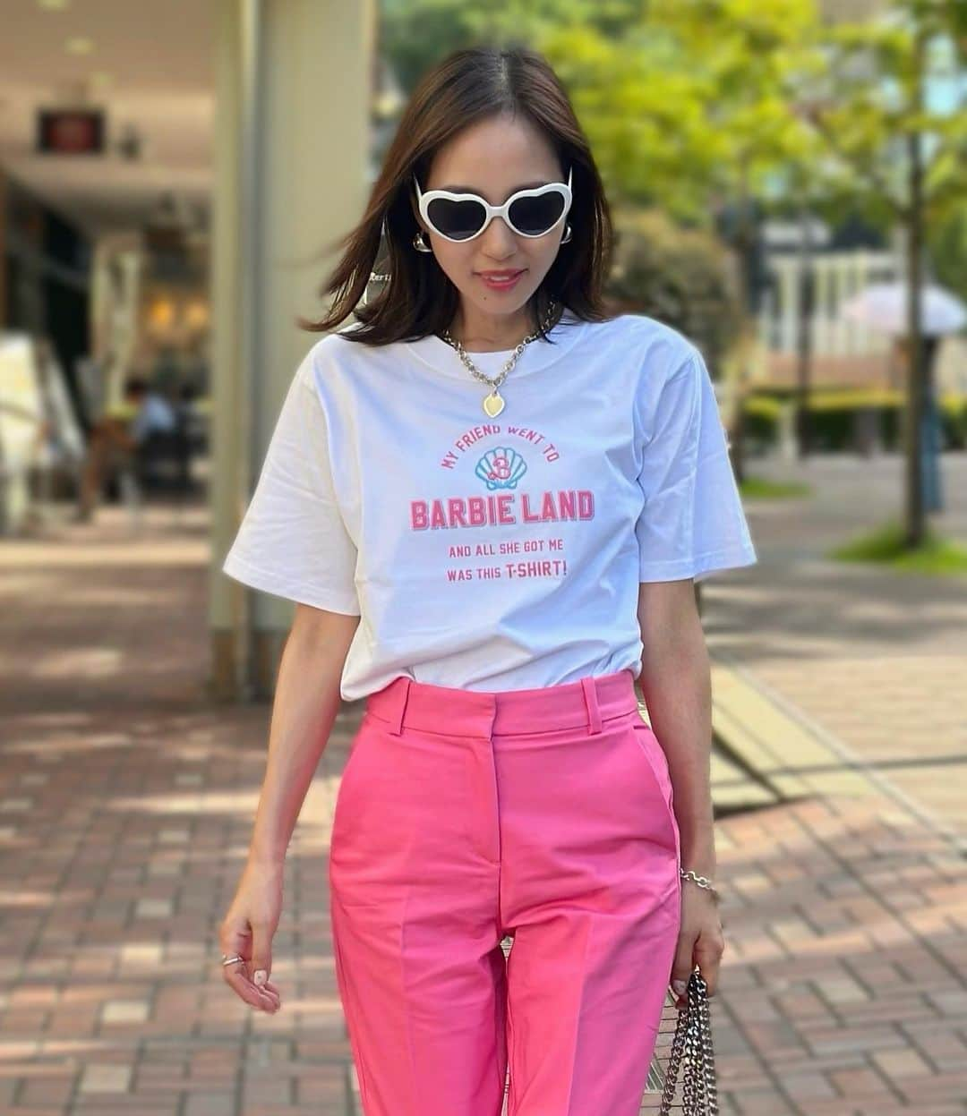 石田 祥子のインスタグラム：「👚🛼🏄‍♀️  映画館で購入した @barbiemovie_jp のTee🩷 . ZARAのコラボは買えず Forever21もUS Onlyで買えず… . 見つけた瞬間 テンションブチ上がりました . . .  ━━━━━━━━━━━━━━━━━━ #barbie #barbiemovie #barbieland #barbiestyle #映画バービー #バービーグッズ #ピンクコーデ #40代ファッション #166cm」