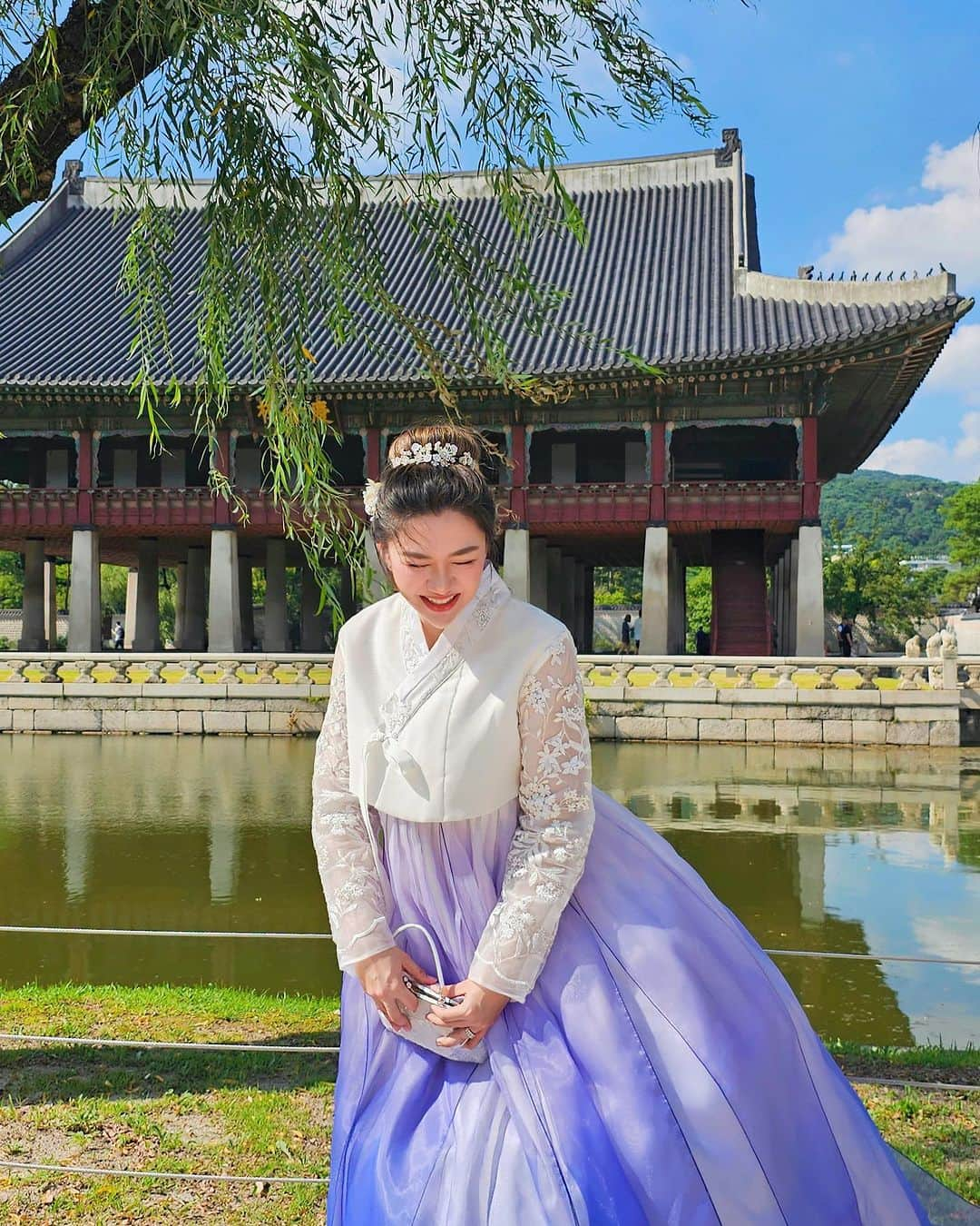 Vicky Shuさんのインスタグラム写真 - (Vicky ShuInstagram)「💜💙💜💙💜💙💜💙💜💙  #perjalananvickyshu #southkorea #hanbok #gyeongbokgungpalace   📸 @sheila.pangkey」8月15日 20時11分 - vickyshu